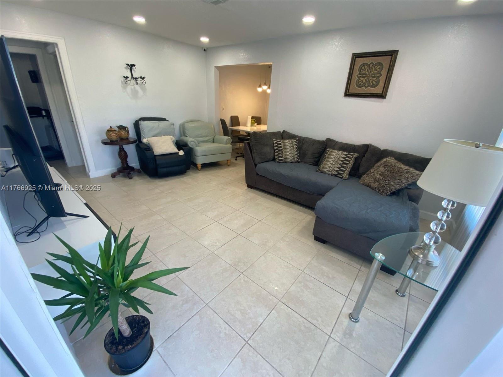 Rental Property at 7110 Hope St D, Hollywood, Broward County, Florida - Bedrooms: 1 
Bathrooms: 1  - $1,000 MO.