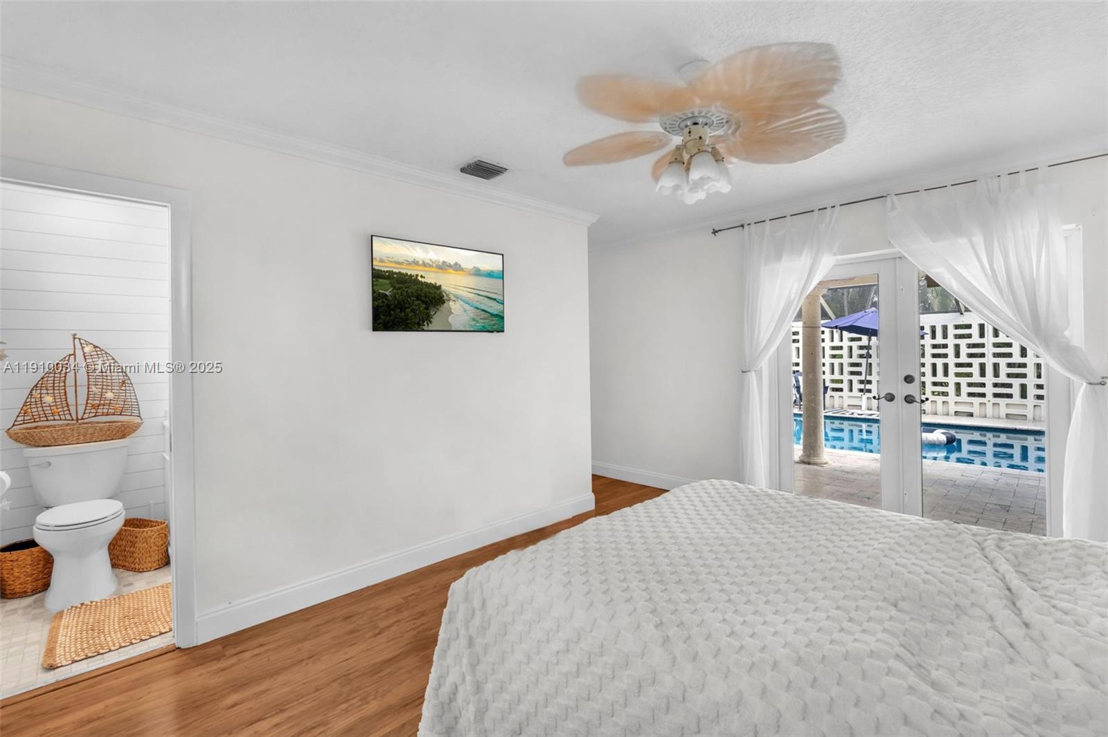 HOLLYWOOD ISLES - Residential