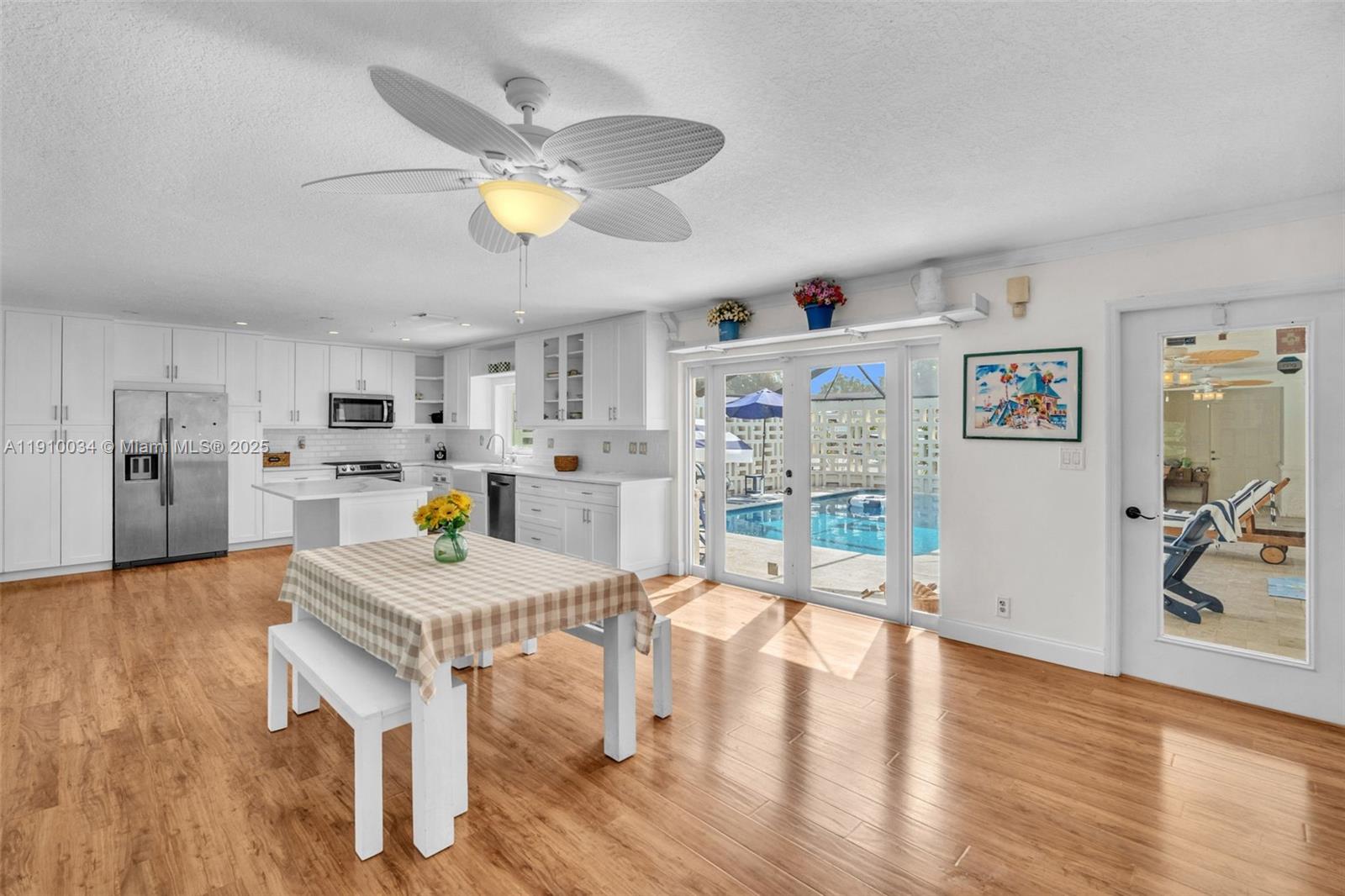 HOLLYWOOD ISLES - Residential