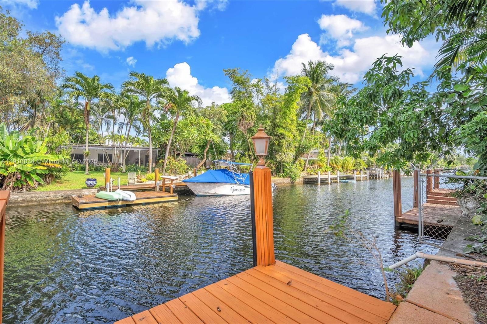 HOLLYWOOD ISLES - Residential