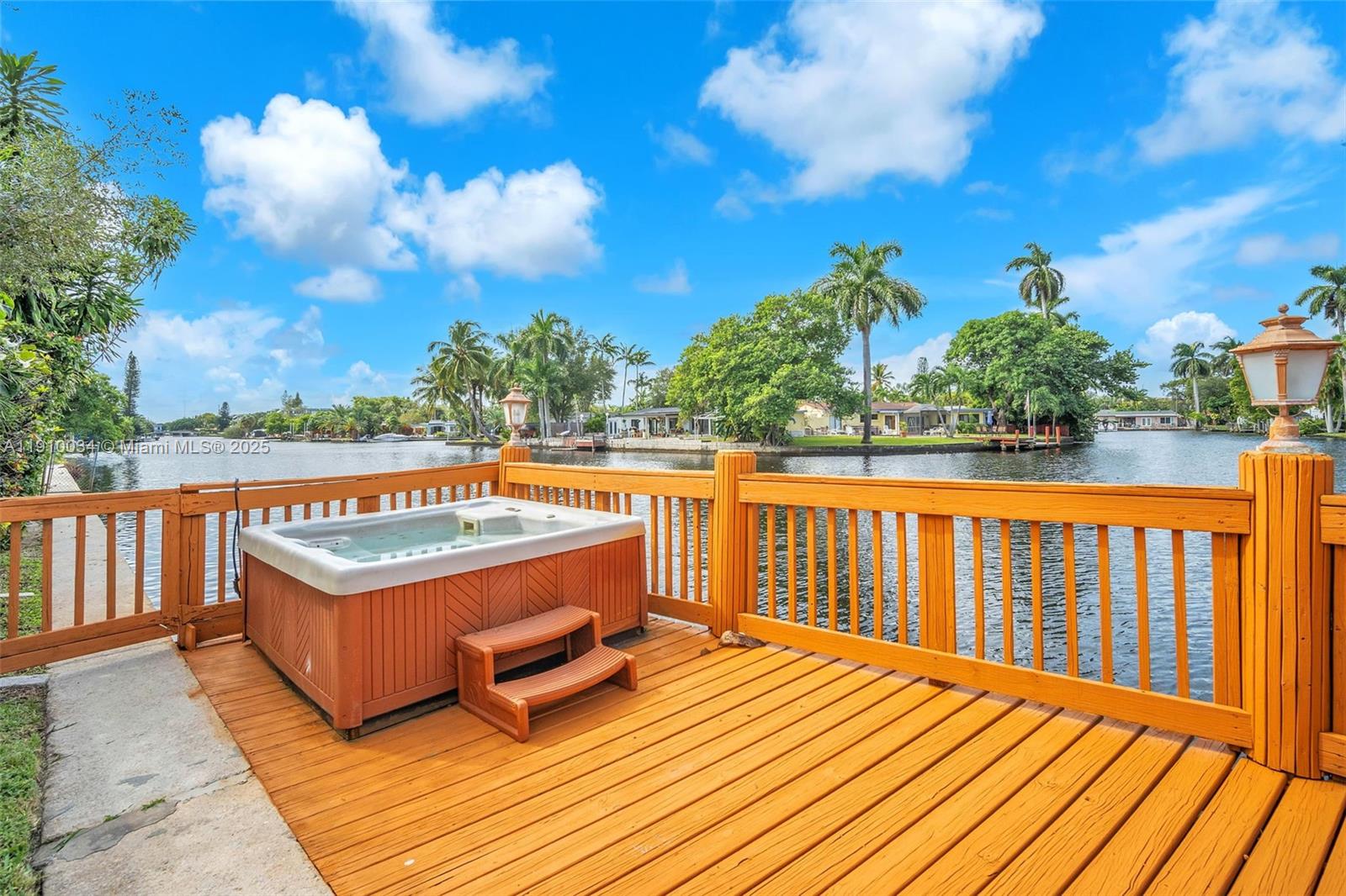 HOLLYWOOD ISLES - Residential