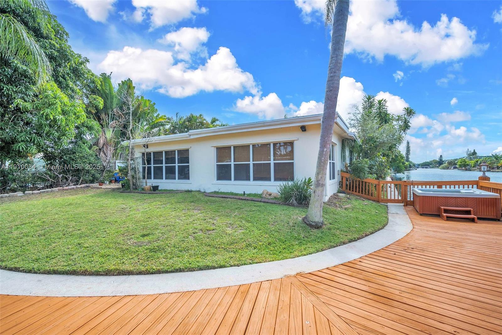 HOLLYWOOD ISLES - Residential