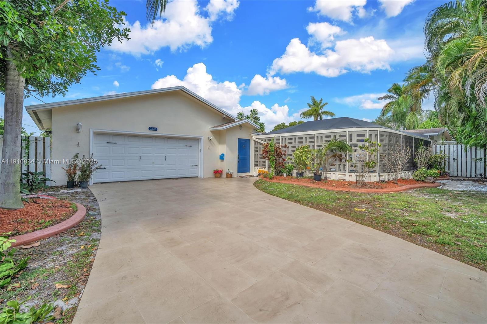 HOLLYWOOD ISLES - Residential