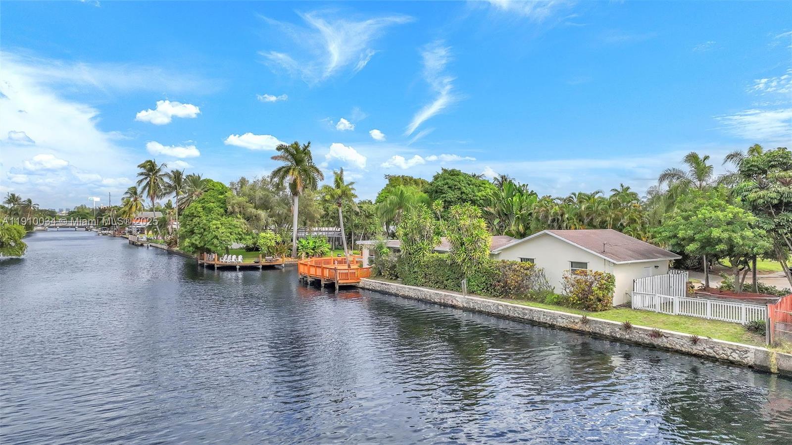 HOLLYWOOD ISLES - Residential