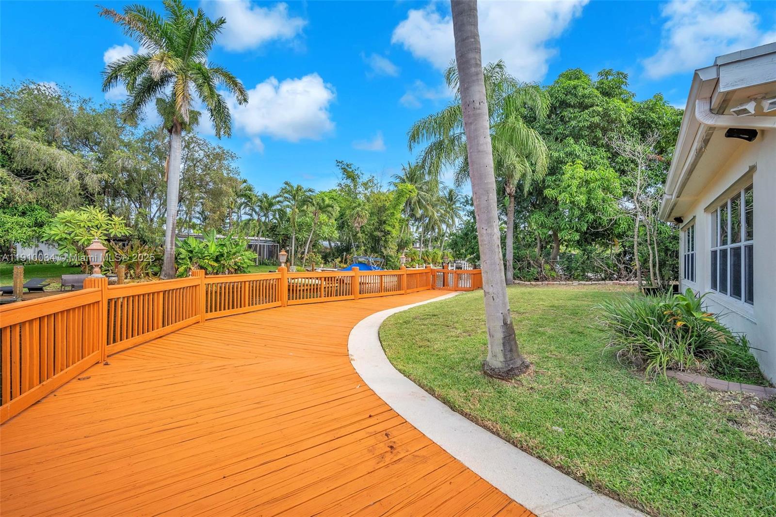 HOLLYWOOD ISLES - Residential