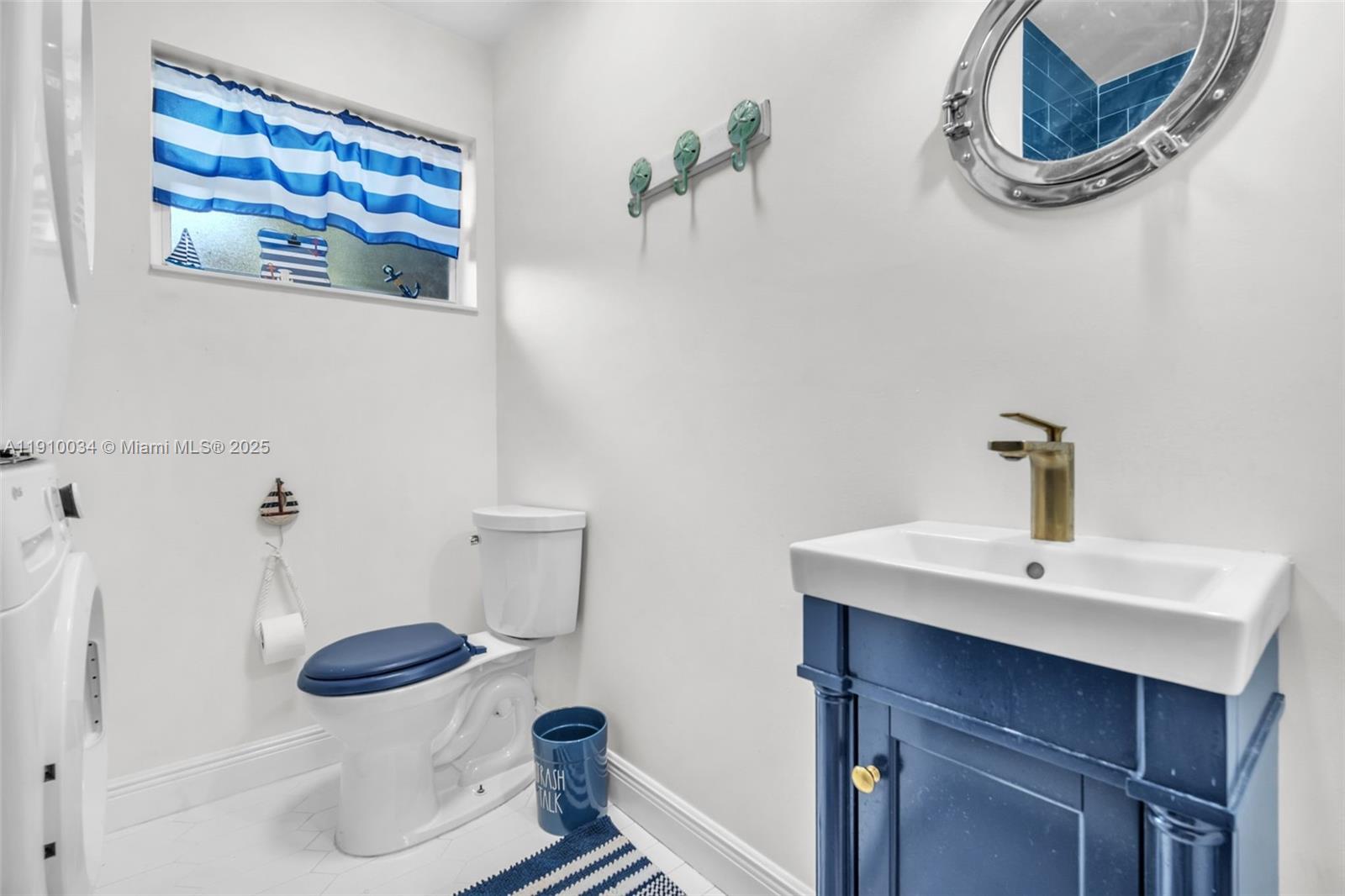 HOLLYWOOD ISLES - Residential