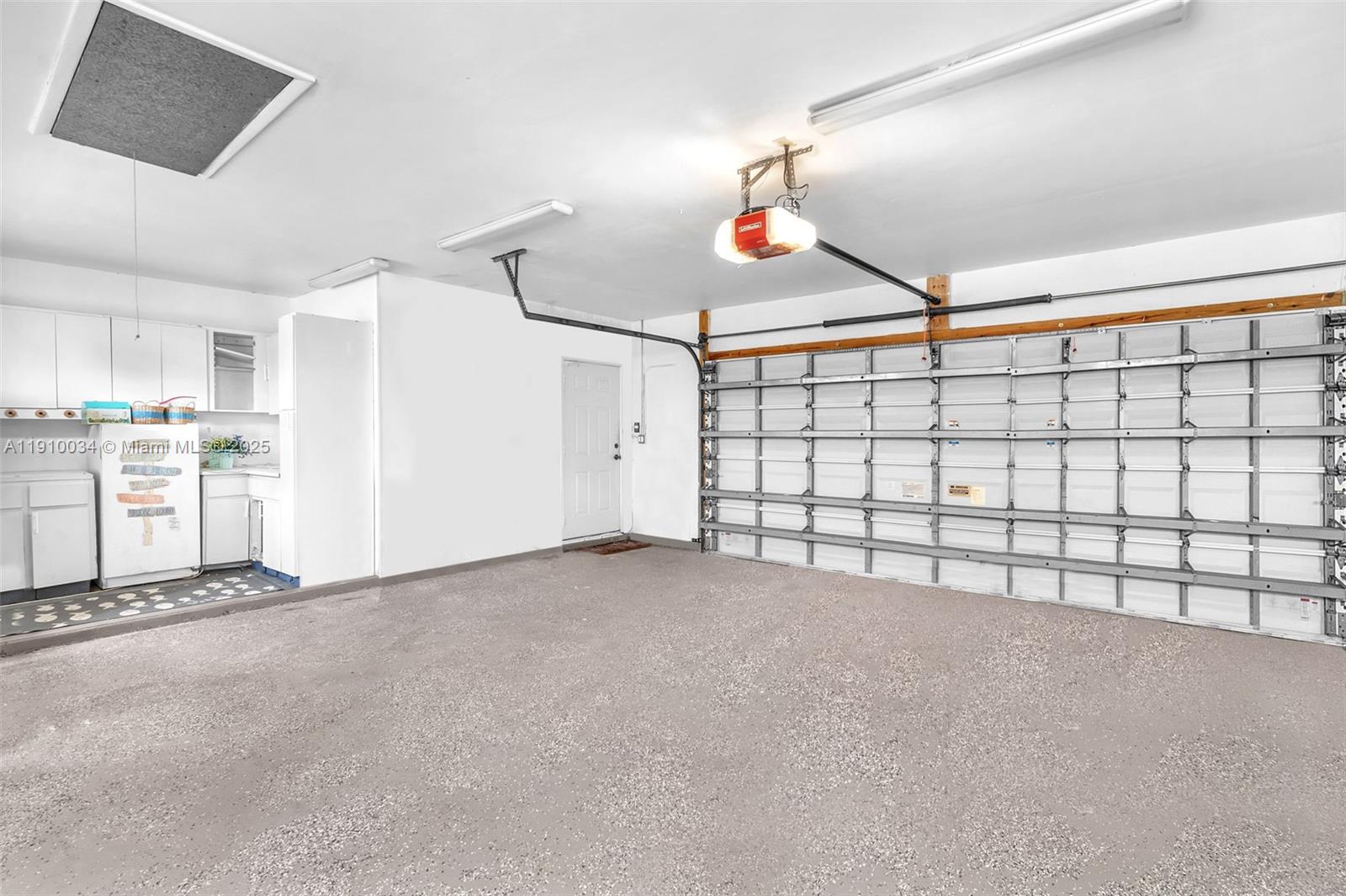 HOLLYWOOD ISLES - Residential