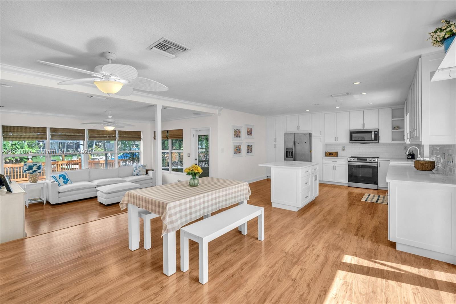 HOLLYWOOD ISLES - Residential