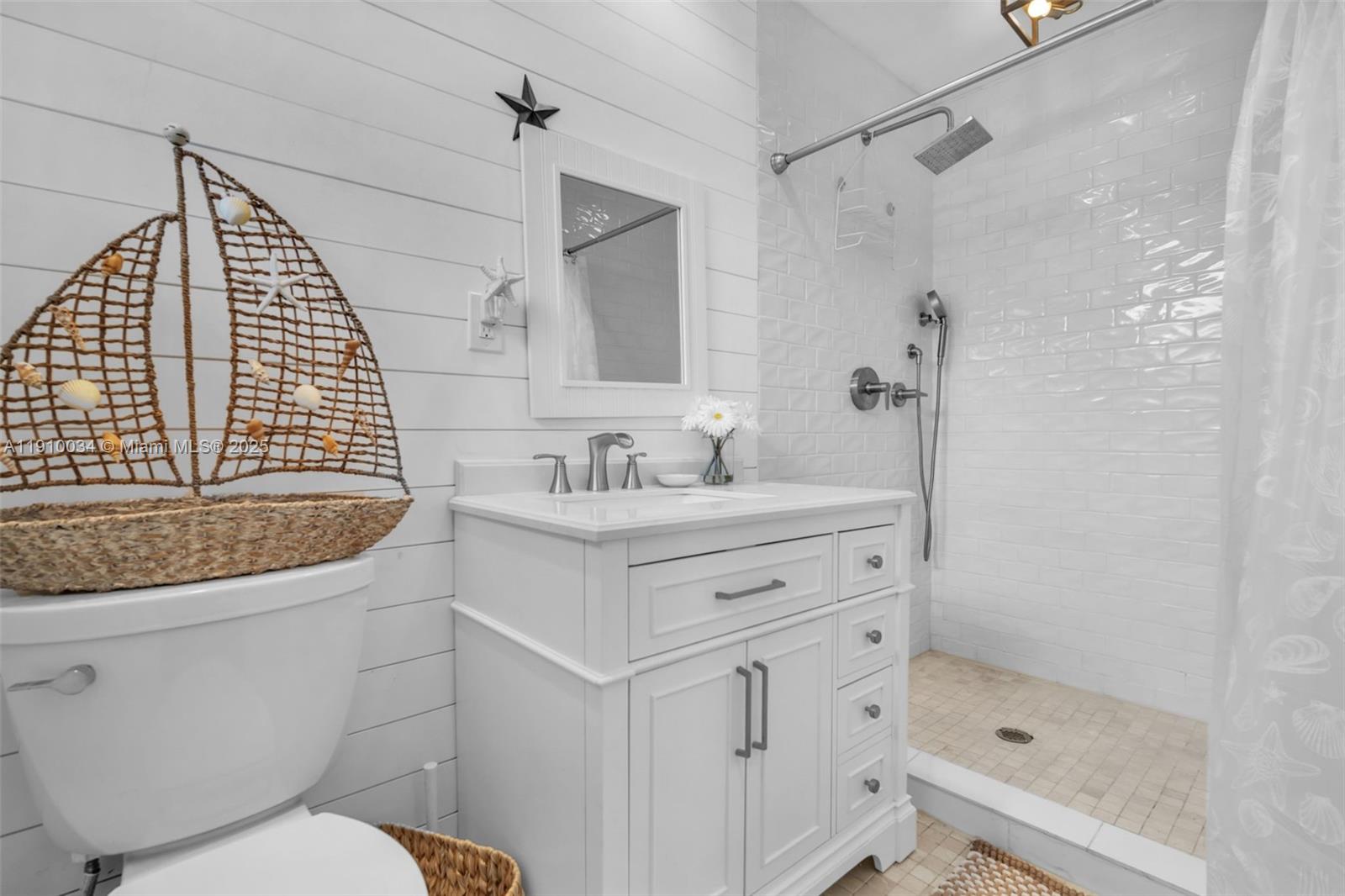 HOLLYWOOD ISLES - Residential