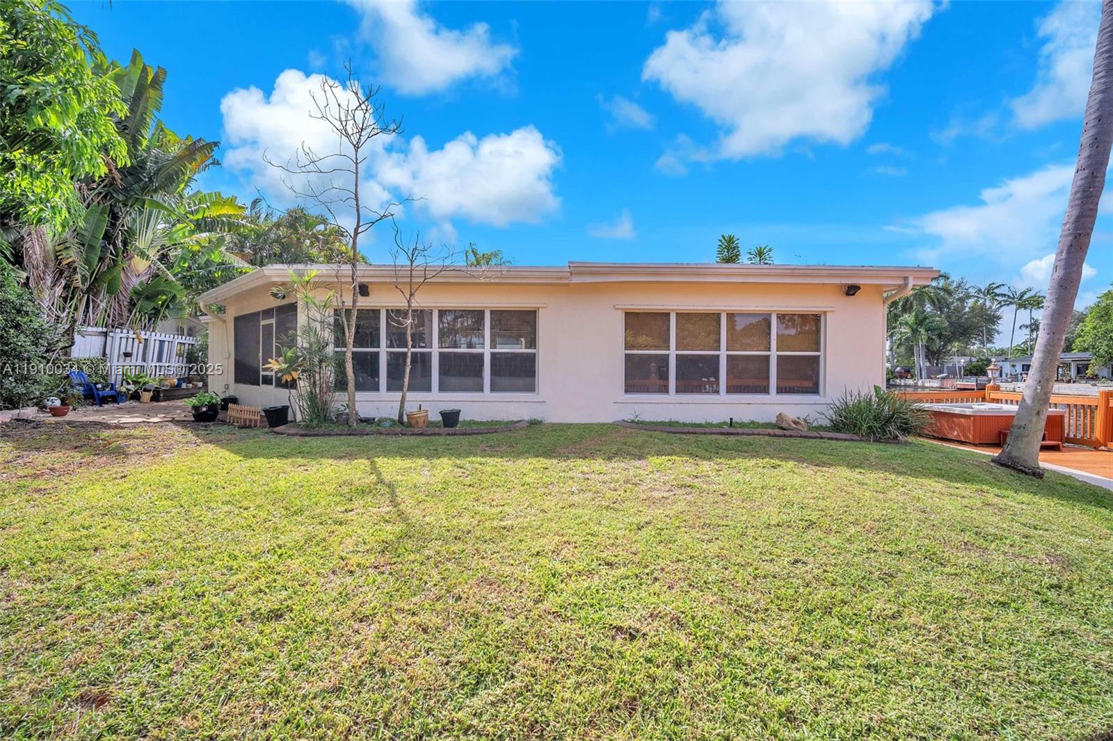 HOLLYWOOD ISLES - Residential