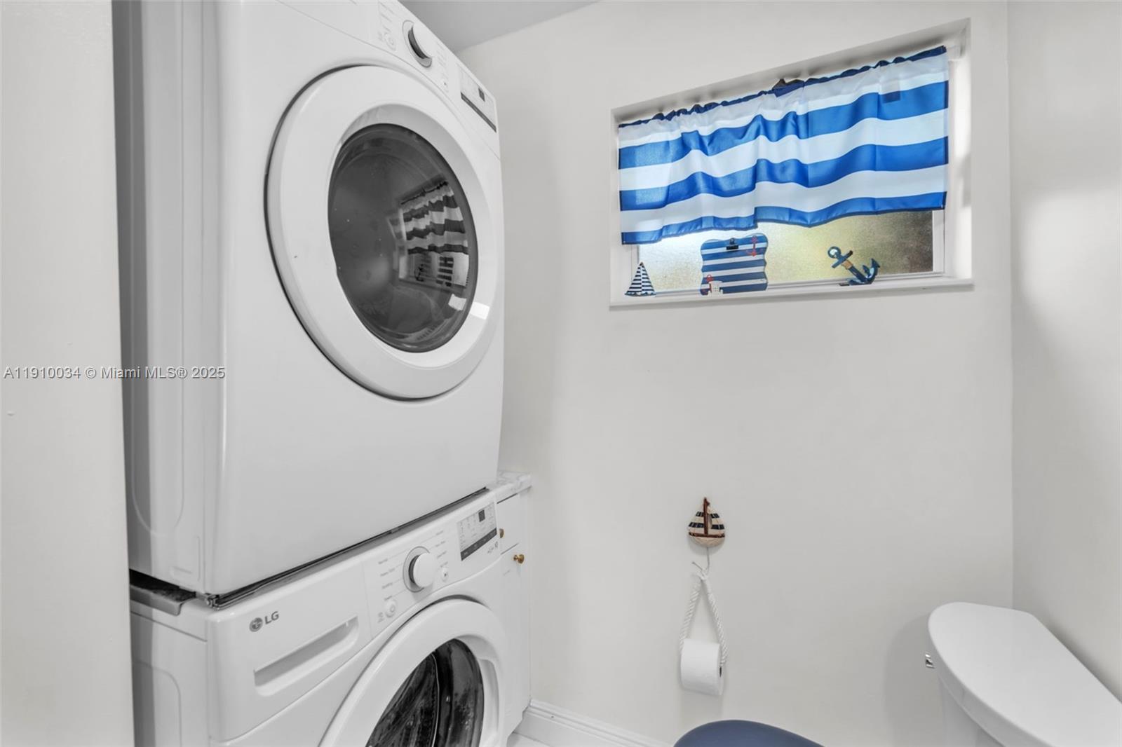 HOLLYWOOD ISLES - Residential