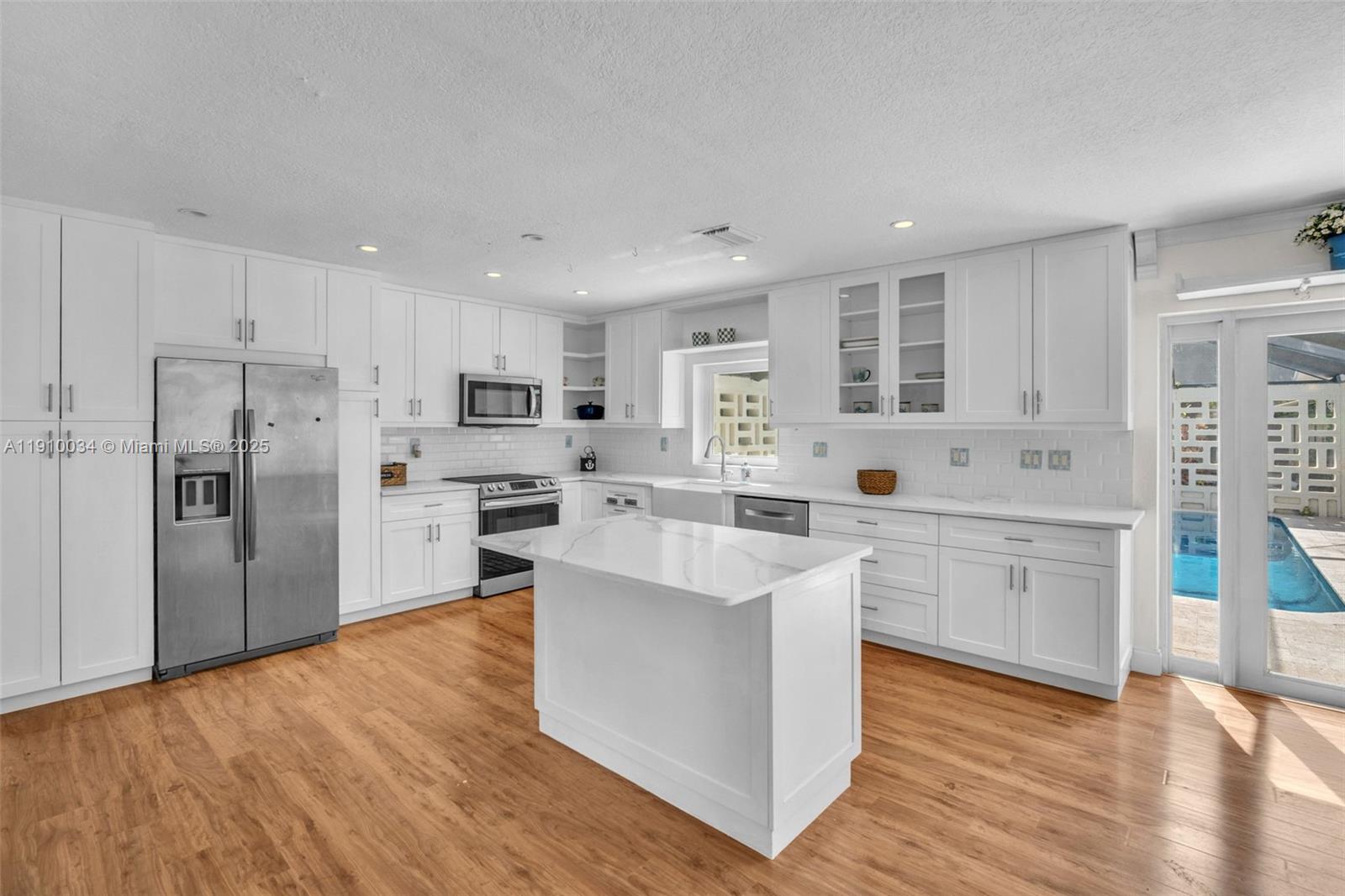 HOLLYWOOD ISLES - Residential