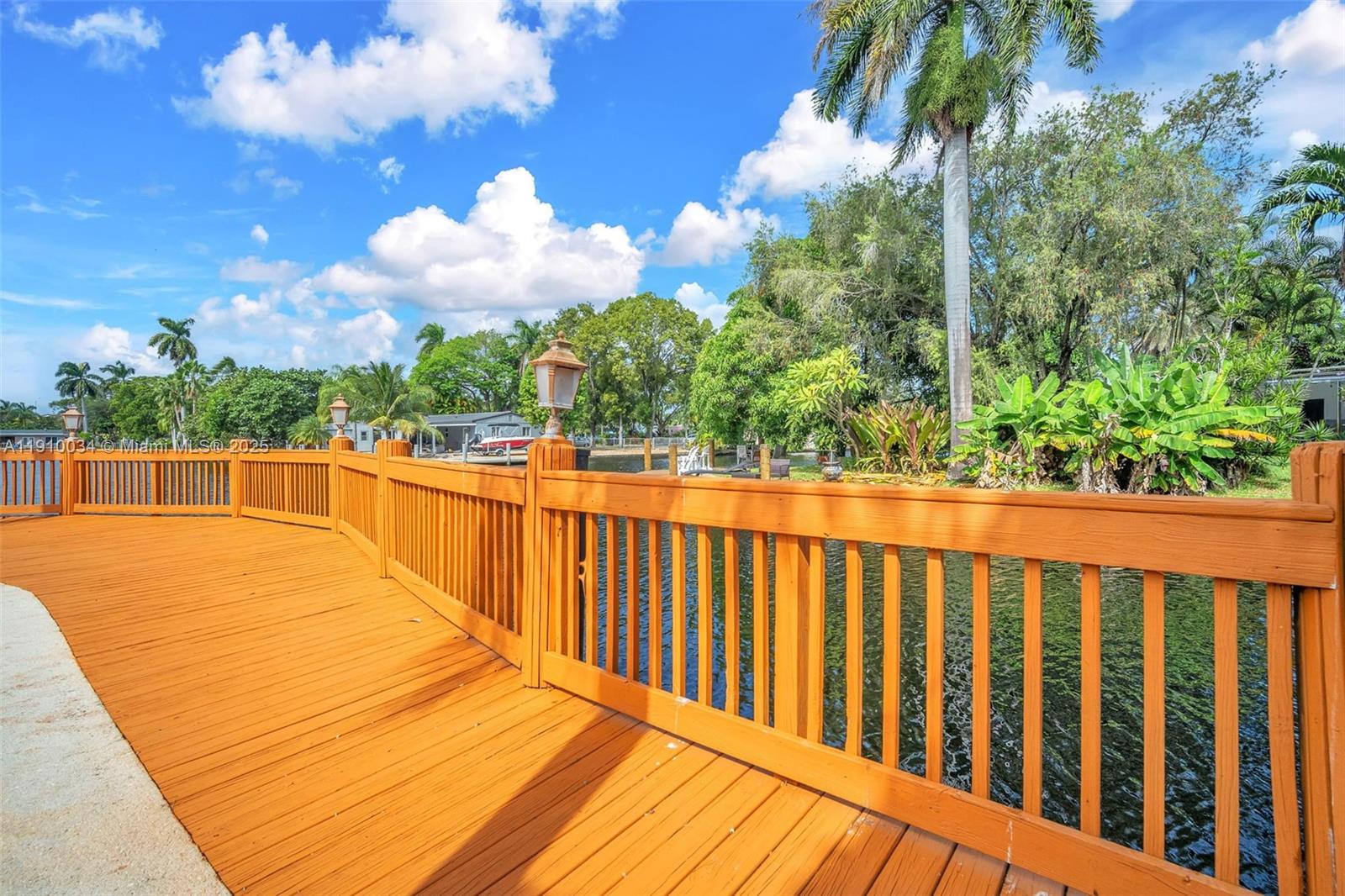 HOLLYWOOD ISLES - Residential