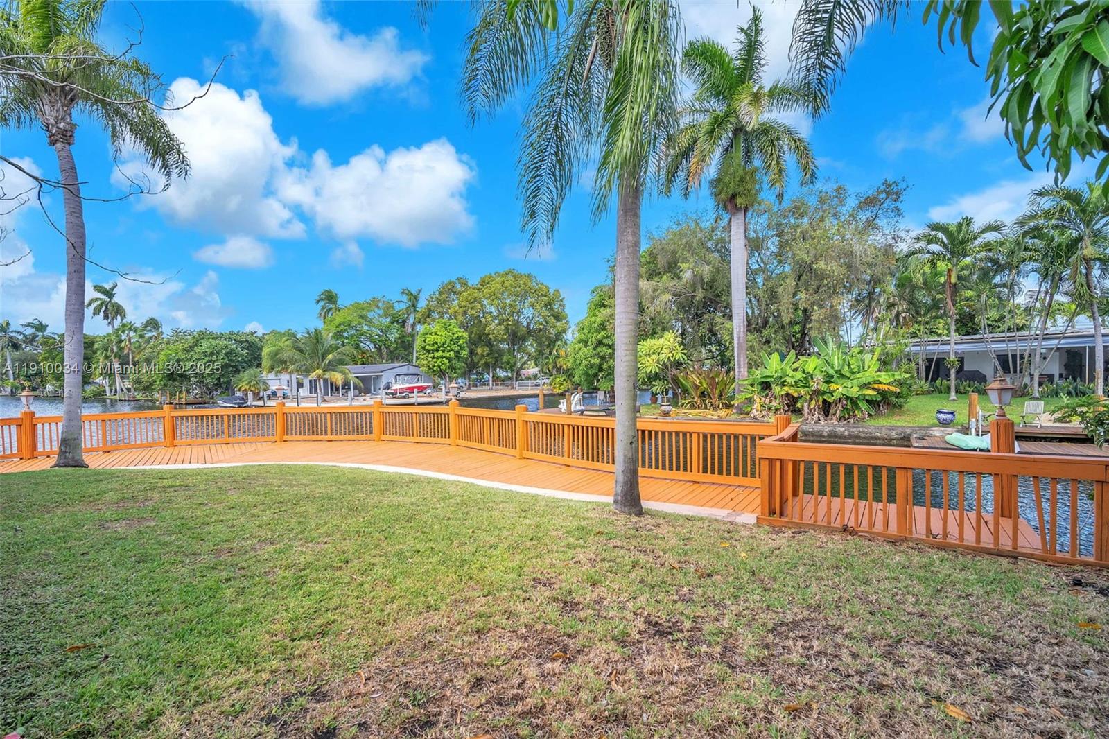 HOLLYWOOD ISLES - Residential