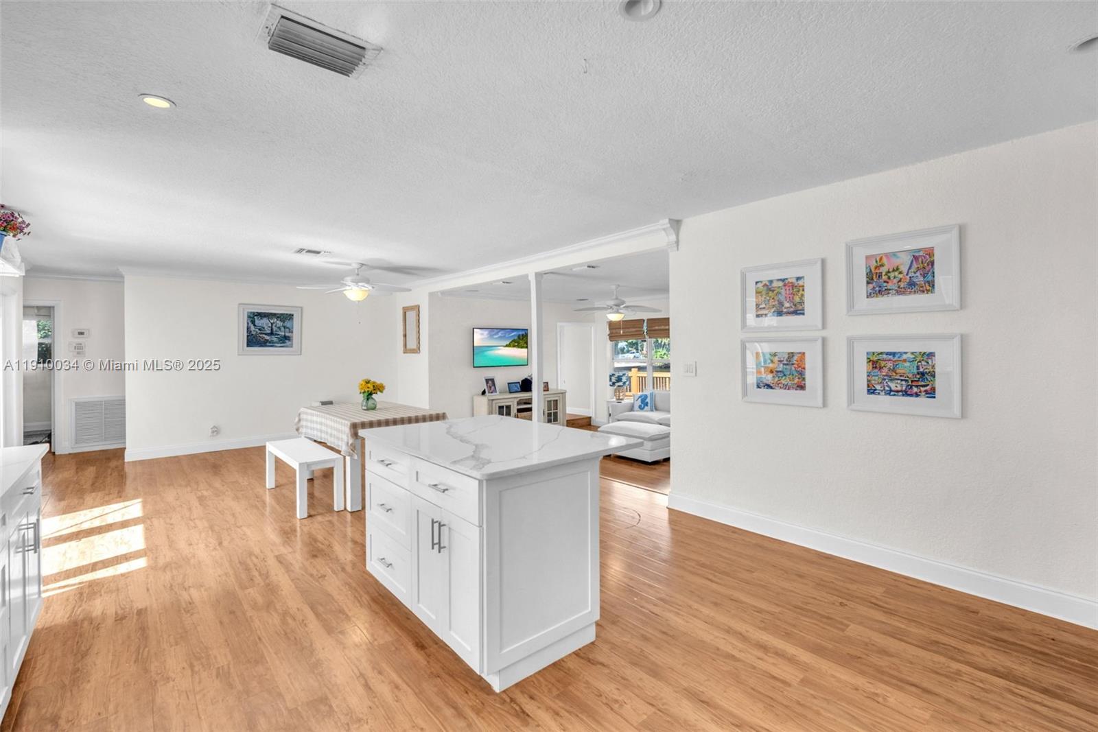 HOLLYWOOD ISLES - Residential