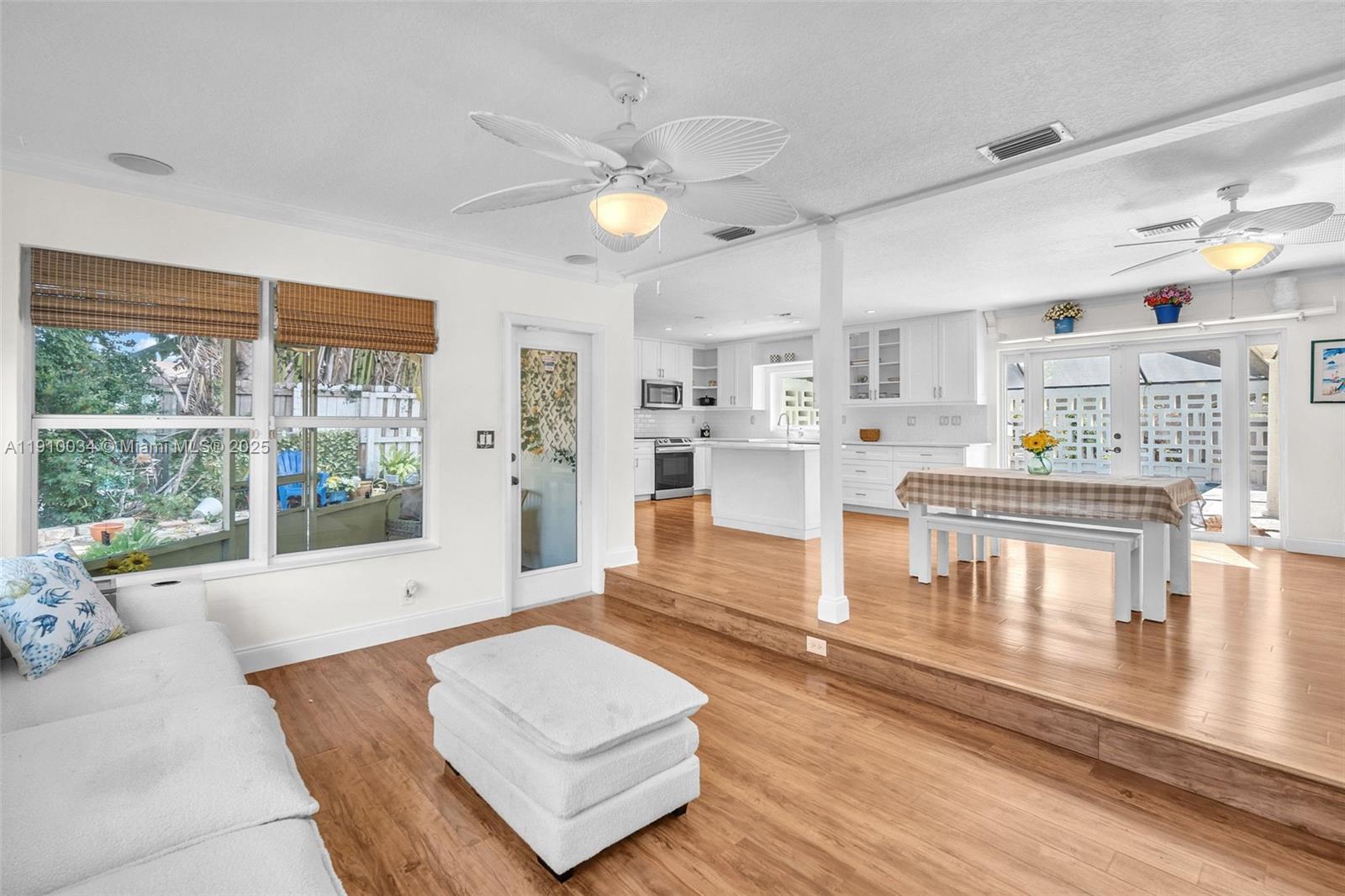 HOLLYWOOD ISLES - Residential