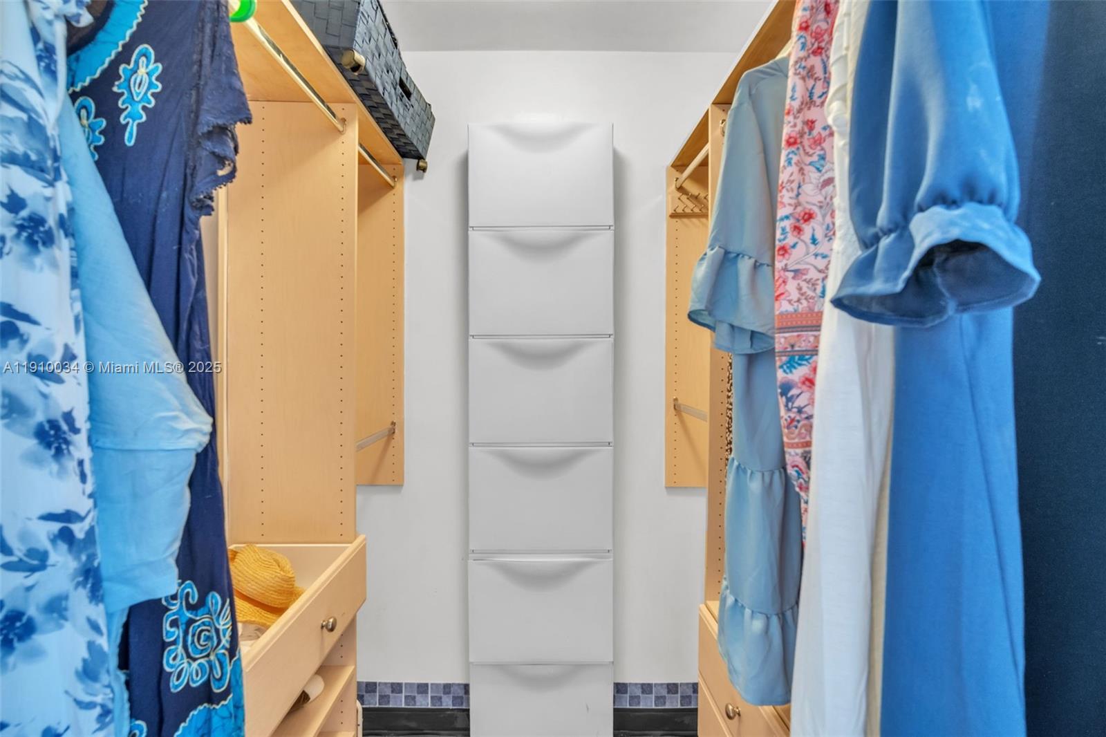 HOLLYWOOD ISLES - Residential