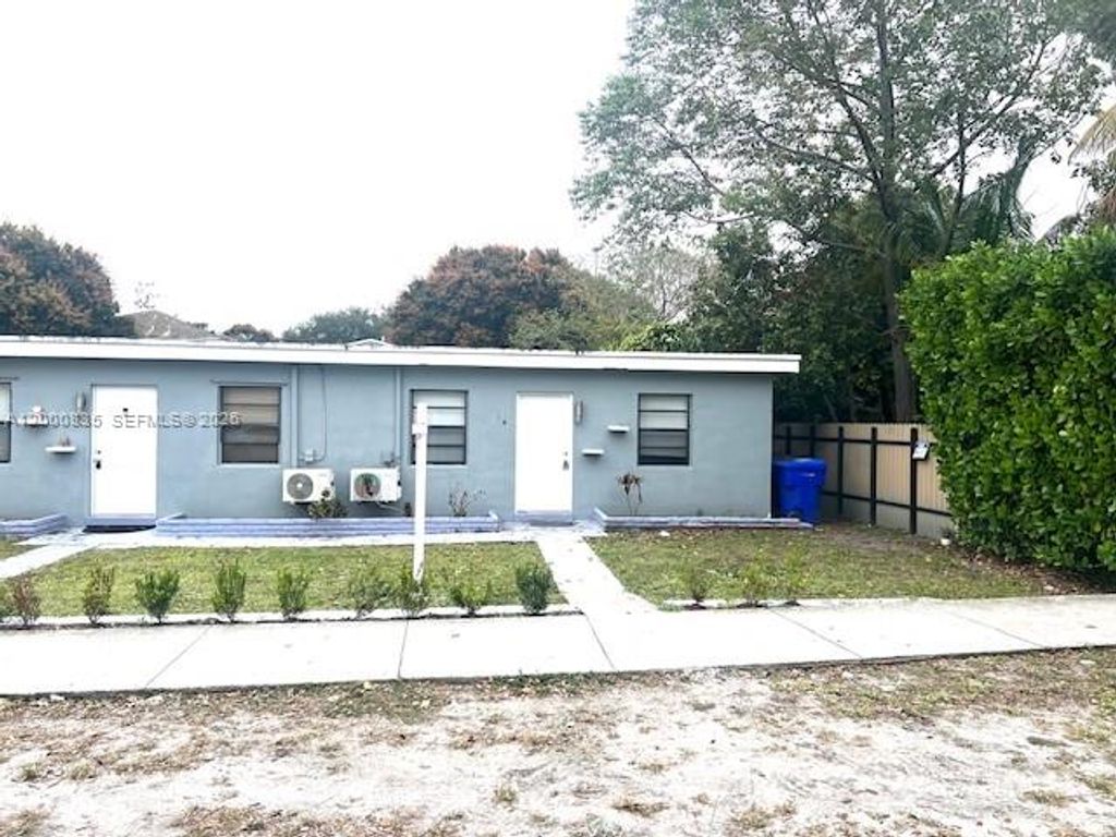 Photo of 504 N 57th Ave #North, Hollywood, FL 33021 (MLS # A12000835)