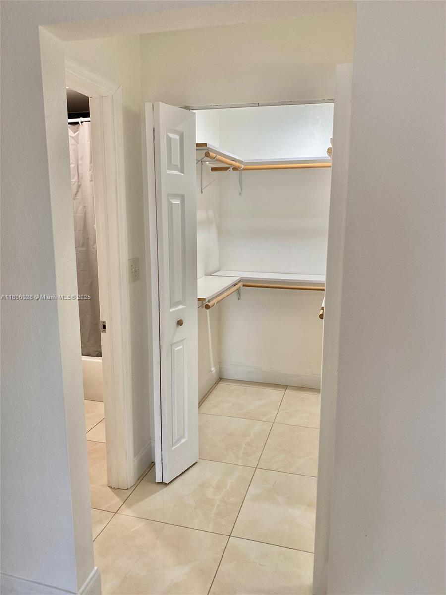 OCEAN ISLE ESTATE - Residential Lease