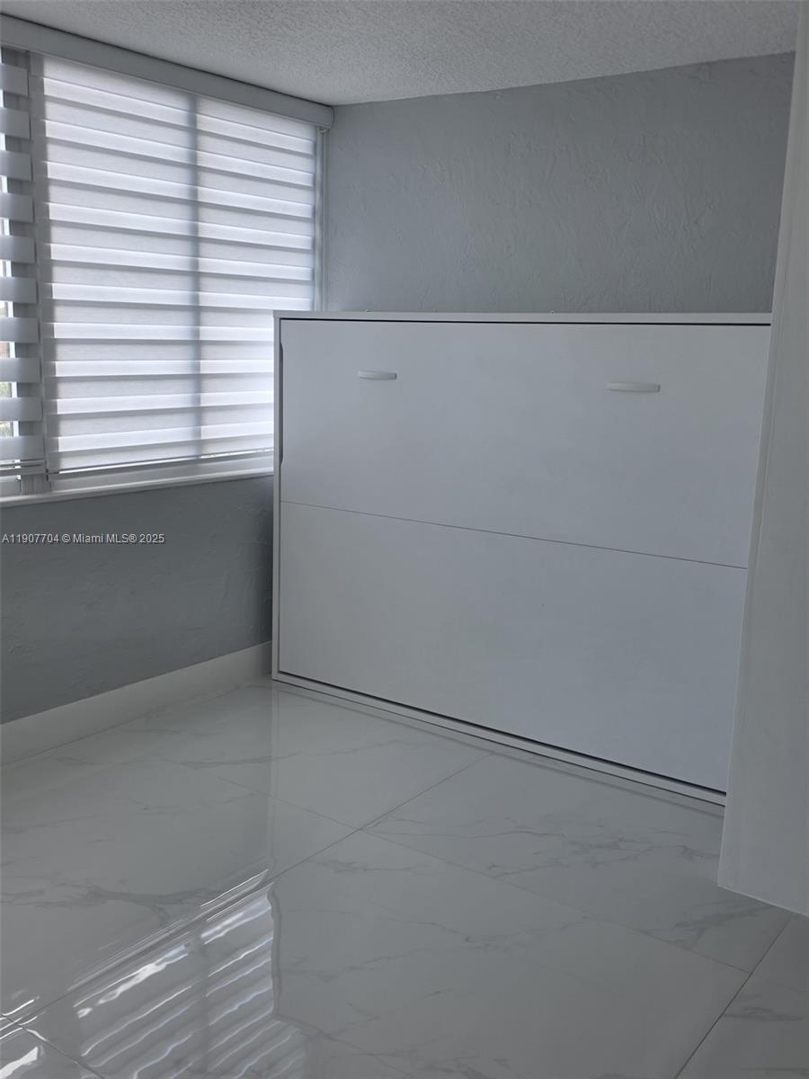 FLORIDA 2001 CONDO PH I - Residential Lease