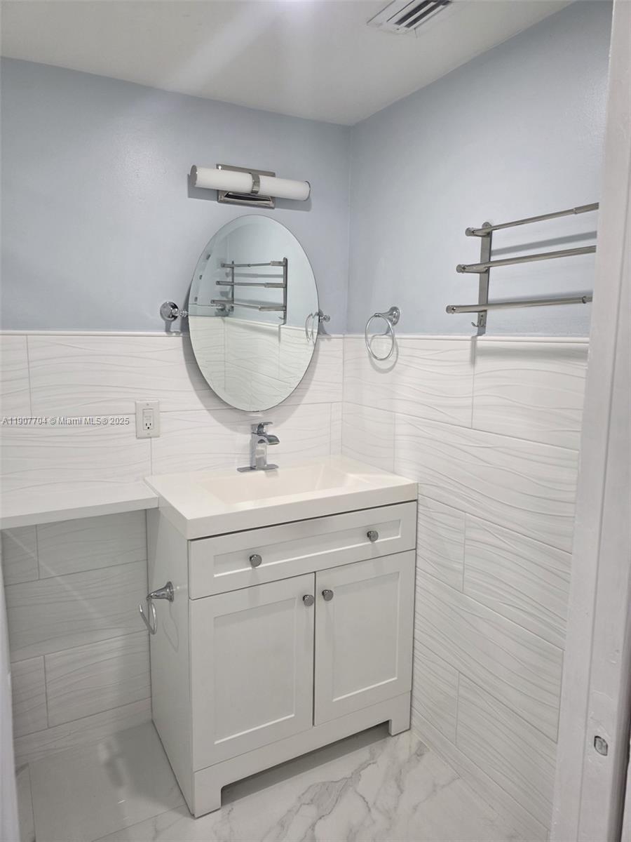 FLORIDA 2001 CONDO PH I - Residential Lease