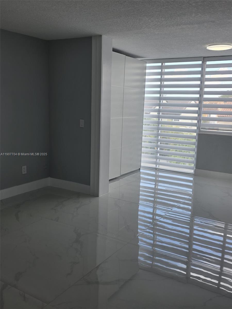 FLORIDA 2001 CONDO PH I - Residential Lease