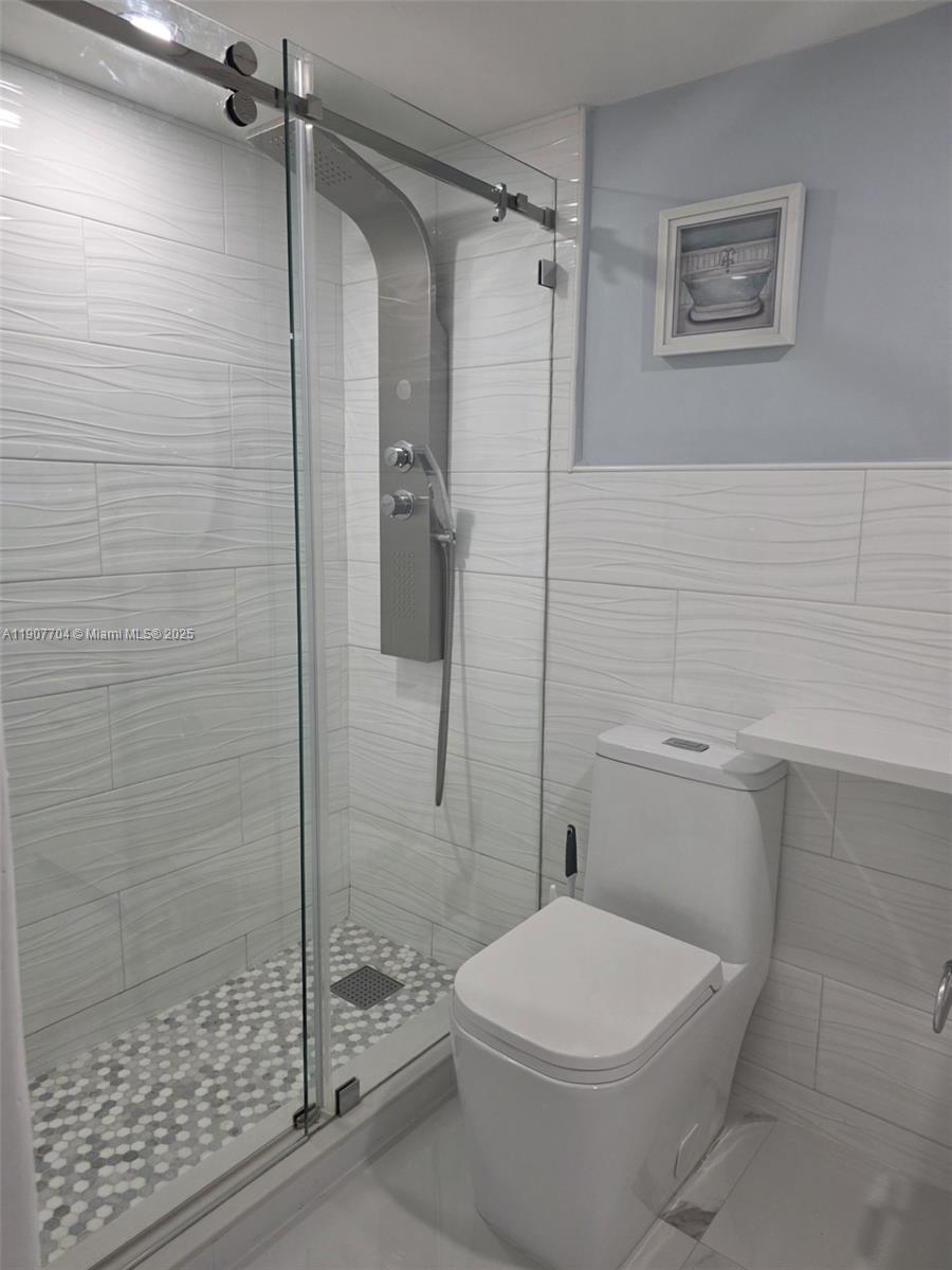 FLORIDA 2001 CONDO PH I - Residential Lease