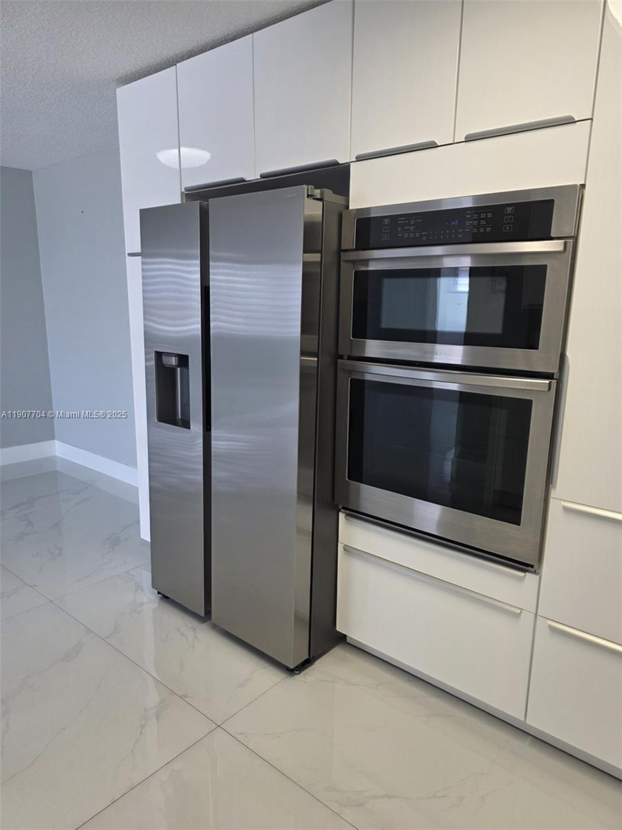 FLORIDA 2001 CONDO PH I - Residential Lease