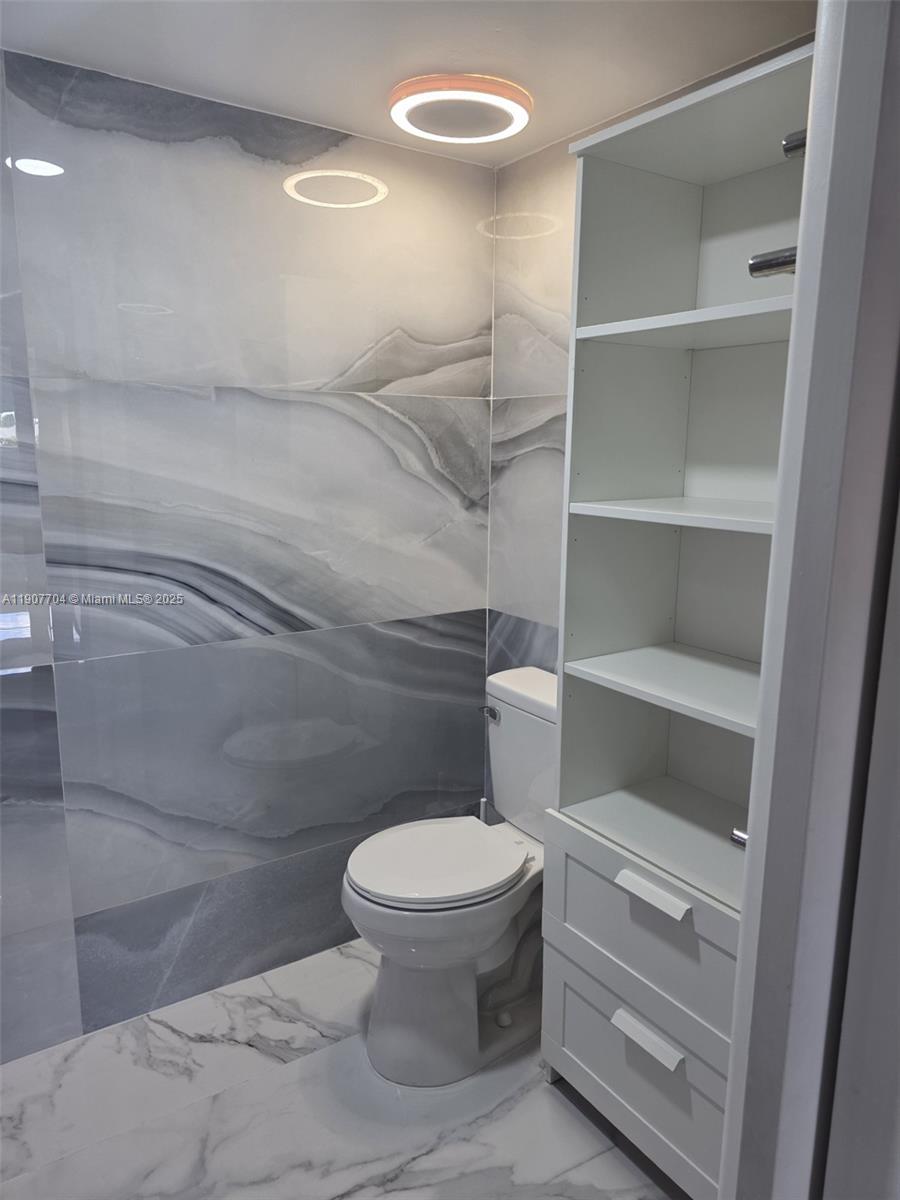 FLORIDA 2001 CONDO PH I - Residential Lease