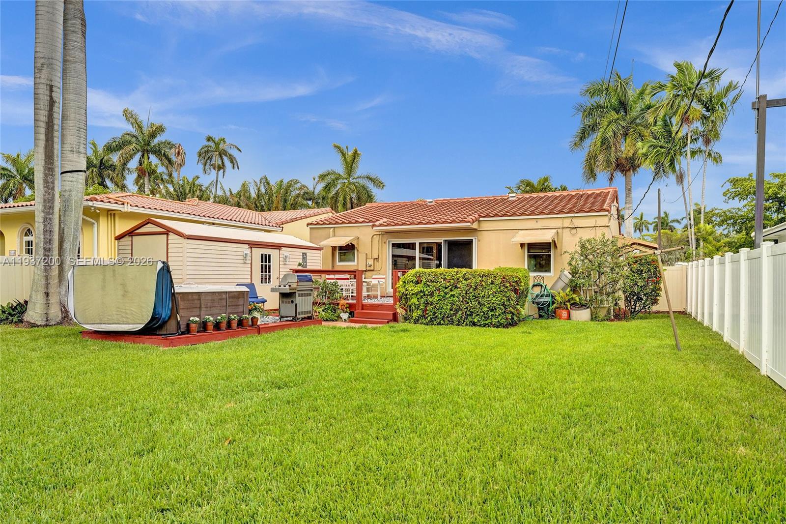 HOLLYWOOD LAKES SECTION - Residential