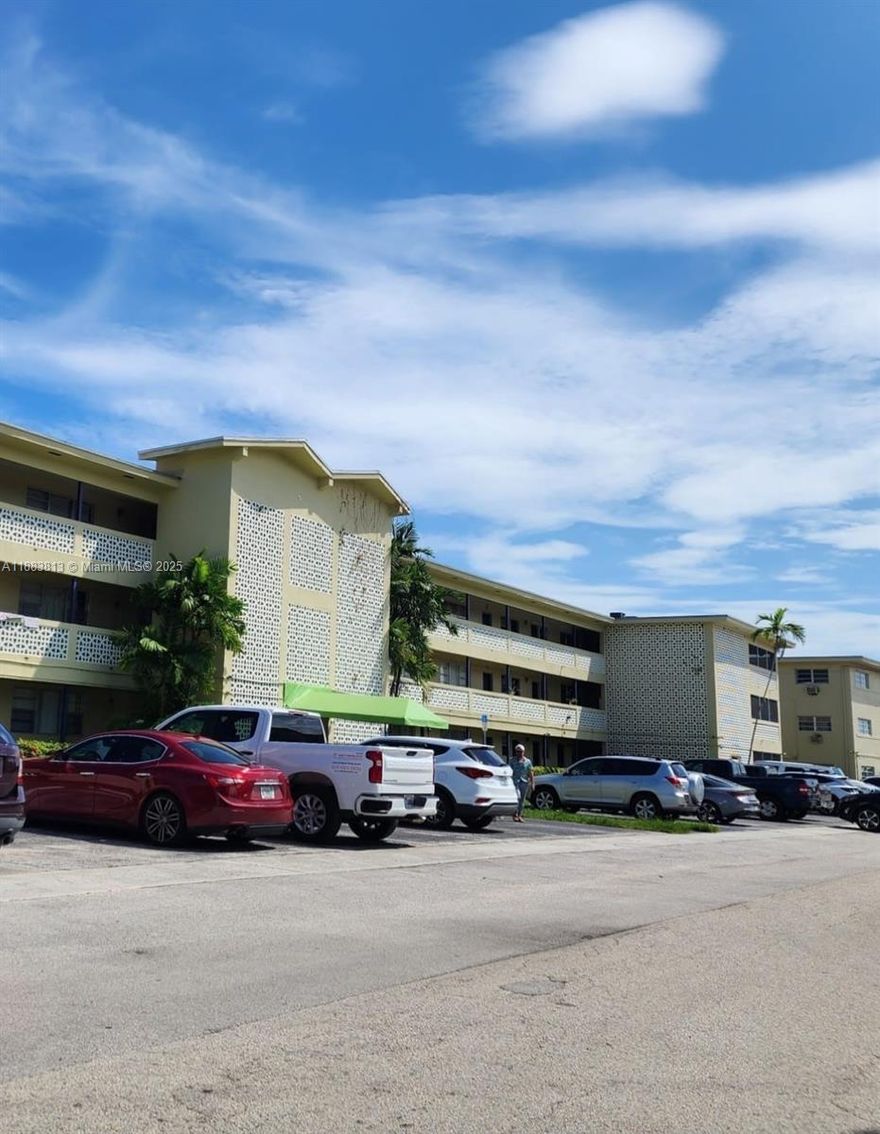 Spacious corner unit in San Souci. Beautifully renovated, featuring 2 bedrooms, 2 baths, fully furnished. Available for a minimum of a 6 month period. Prime location close to the beaches, stores and restaurants. Easy to show. 1 assigned parking space.