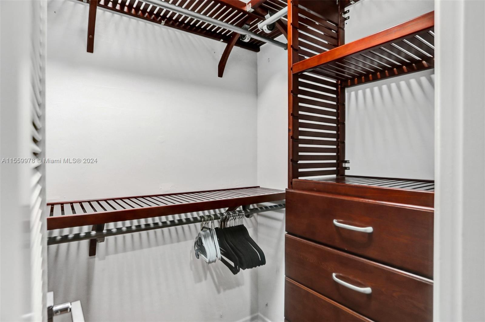 BEVERLY SHORES - Residential