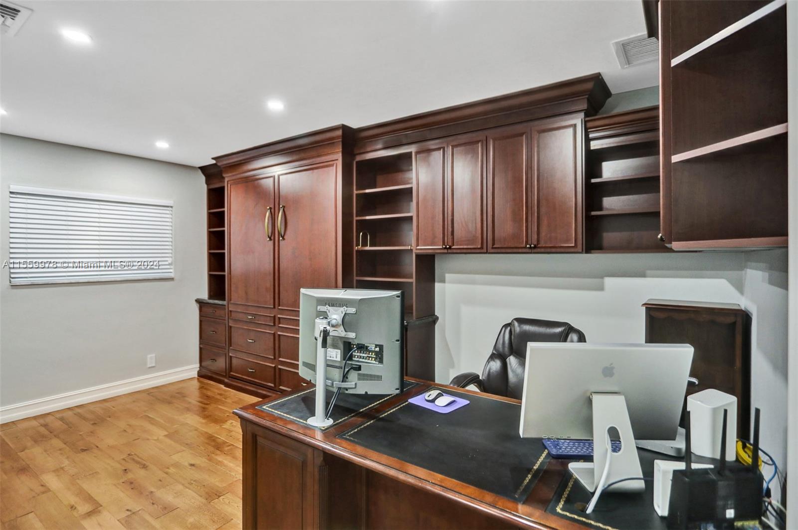 BEVERLY SHORES - Residential