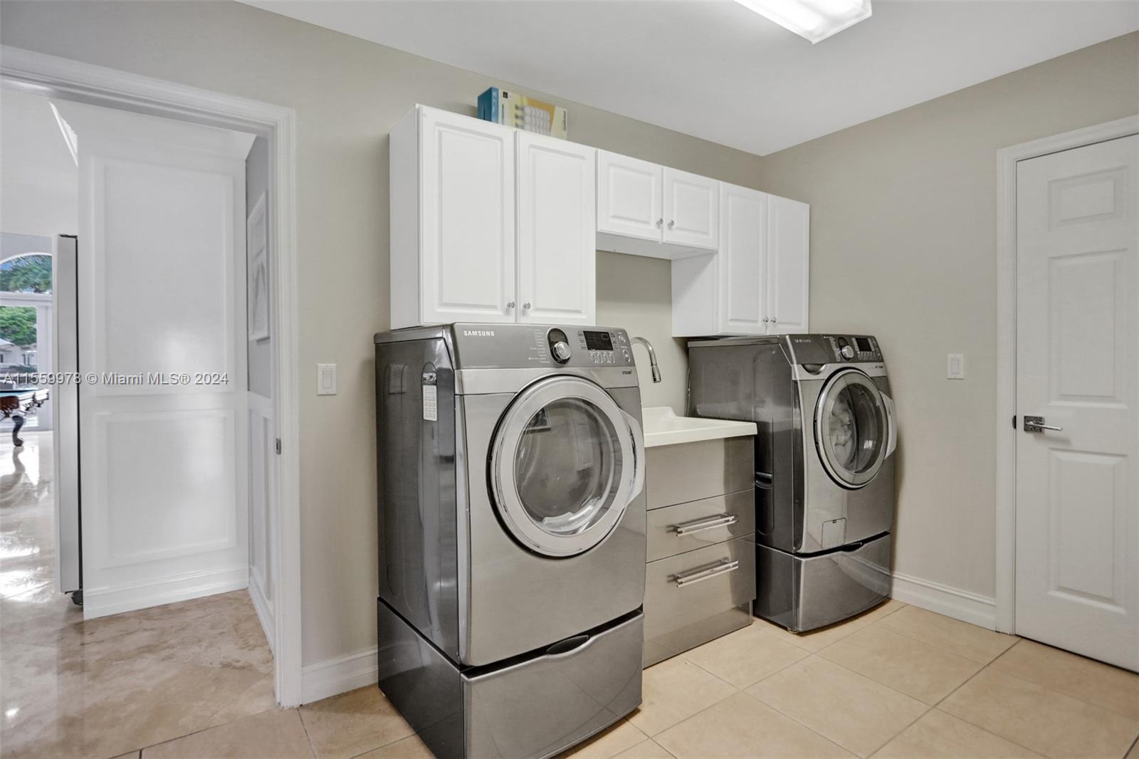 BEVERLY SHORES - Residential