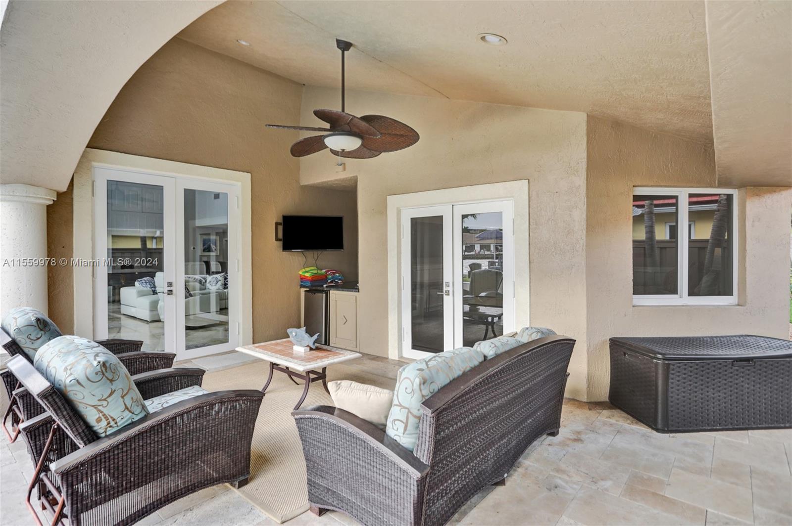 BEVERLY SHORES - Residential