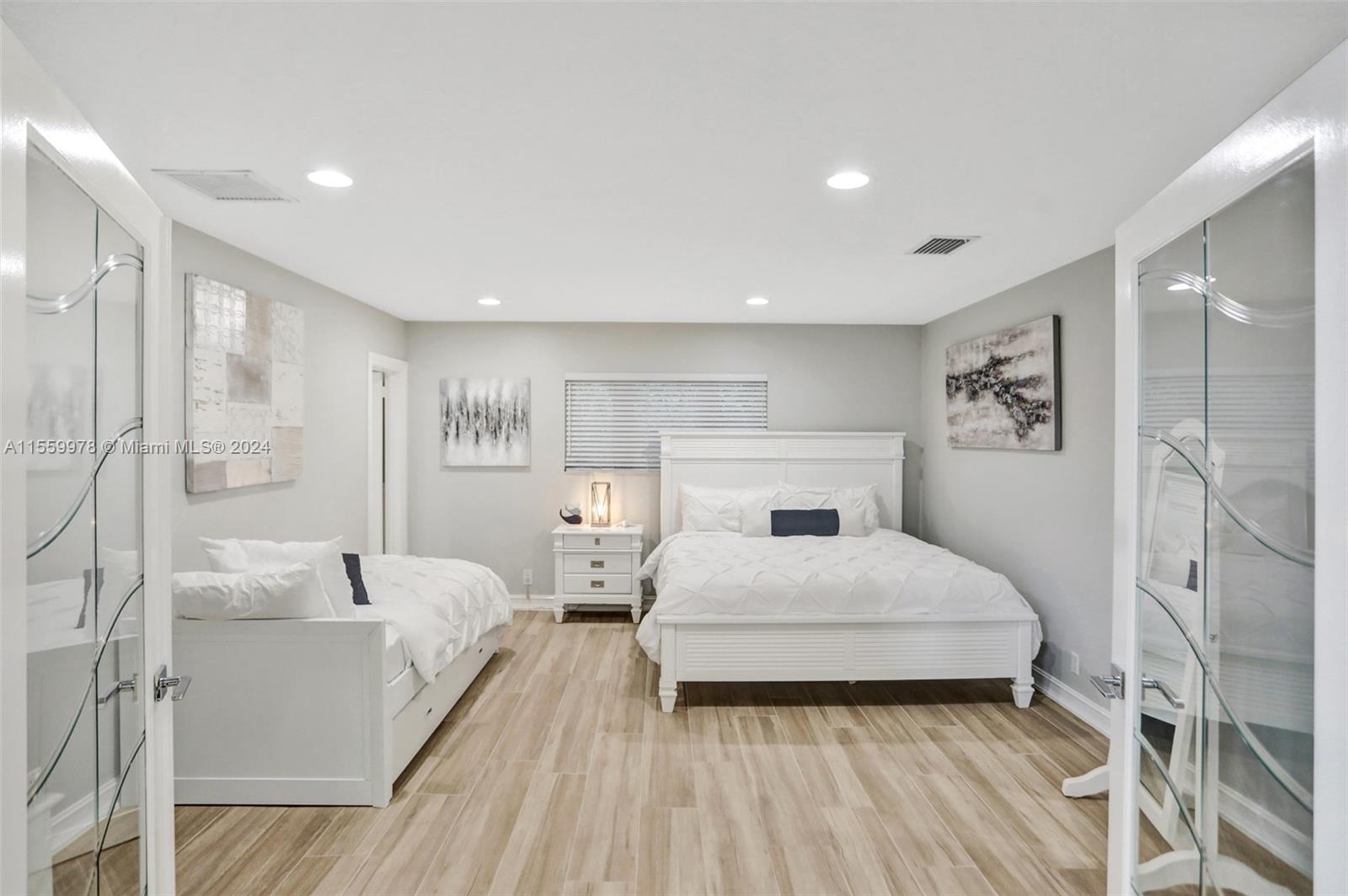 BEVERLY SHORES - Residential