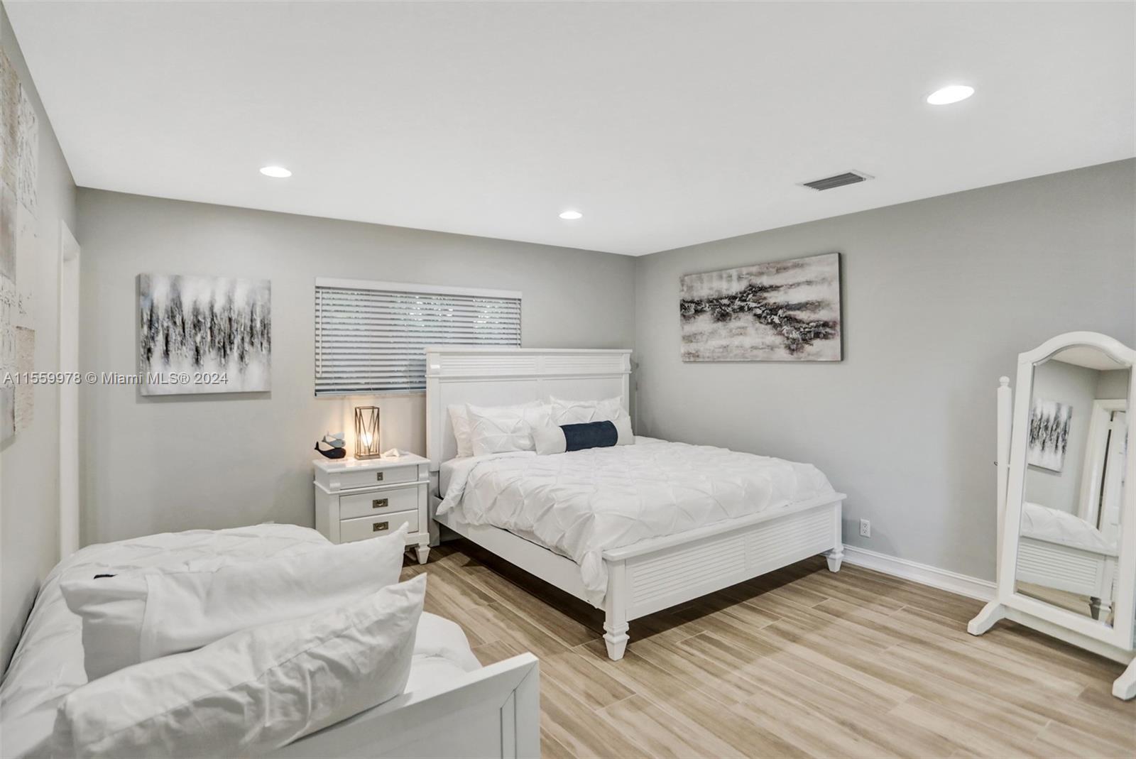 BEVERLY SHORES - Residential