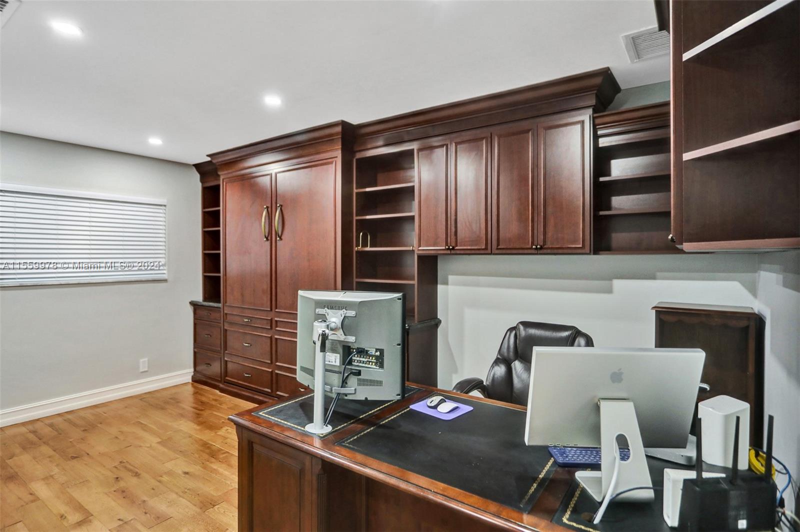 BEVERLY SHORES - Residential