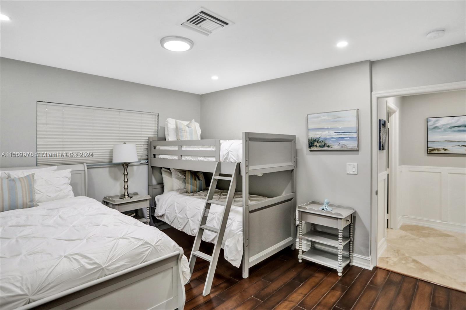 BEVERLY SHORES - Residential