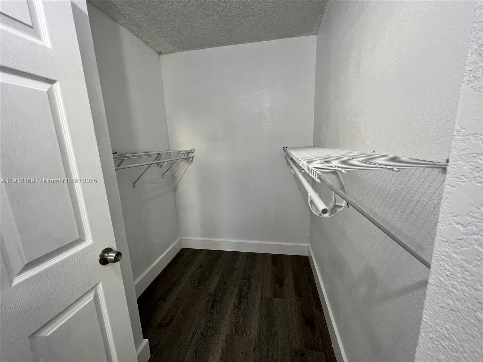 PEPPERMILL KENDALE LKS W - Residential Lease