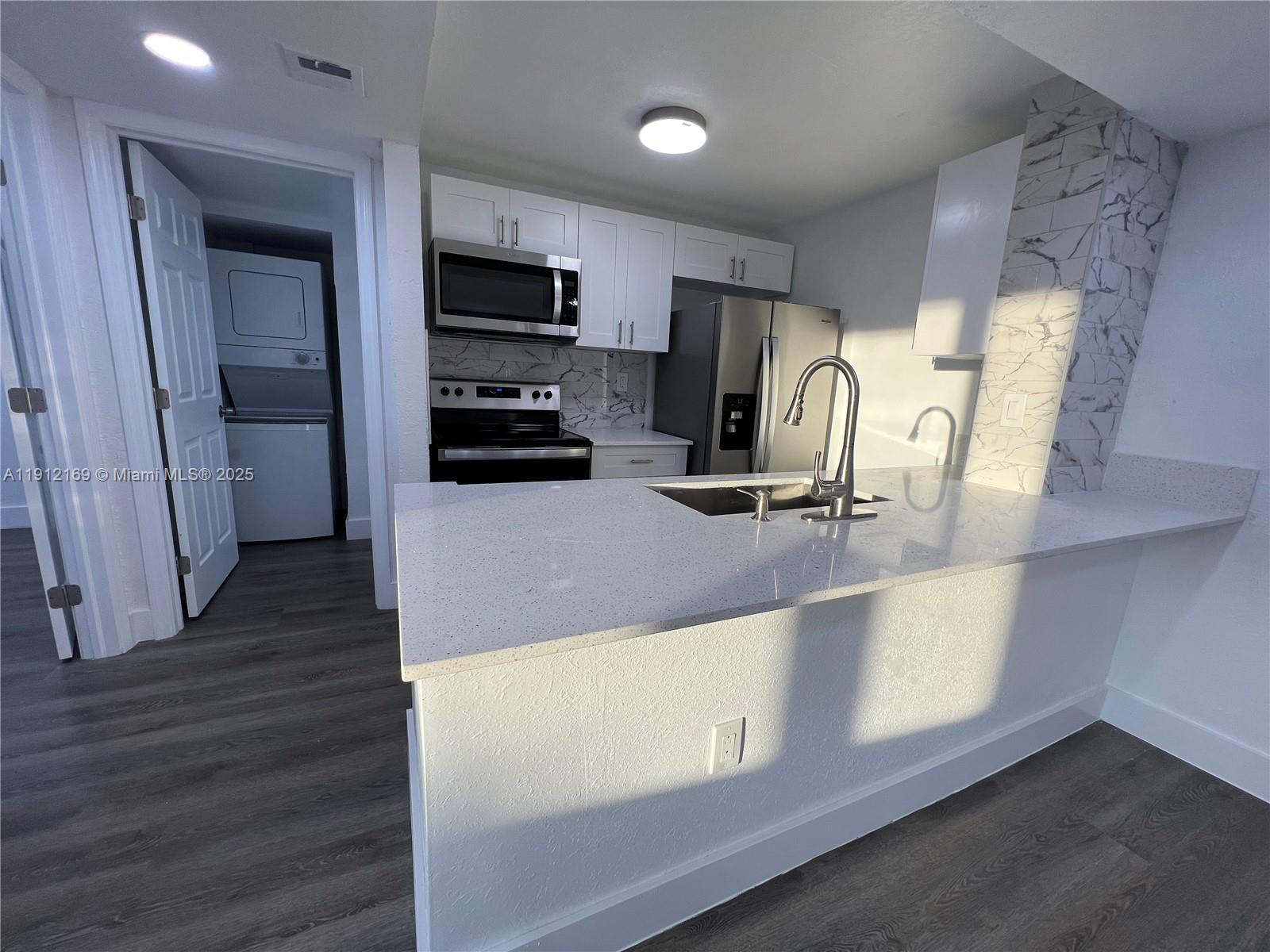 PEPPERMILL KENDALE LKS W - Residential Lease