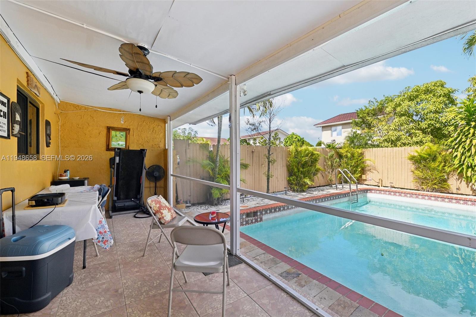 LAS PALMAS CONDO 2/7 - Residential