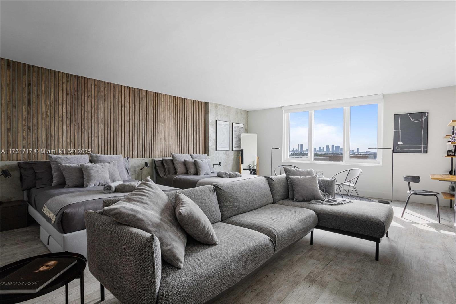 2301 Collins Ave 1127