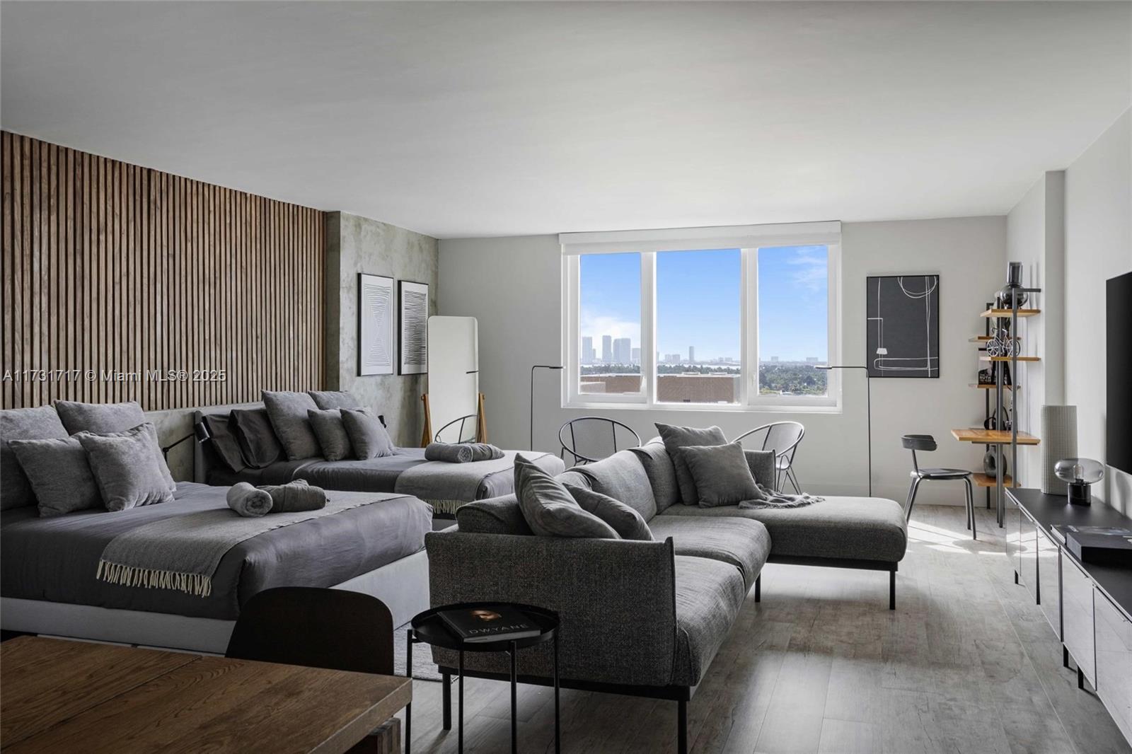 2301 Collins Ave 1127
