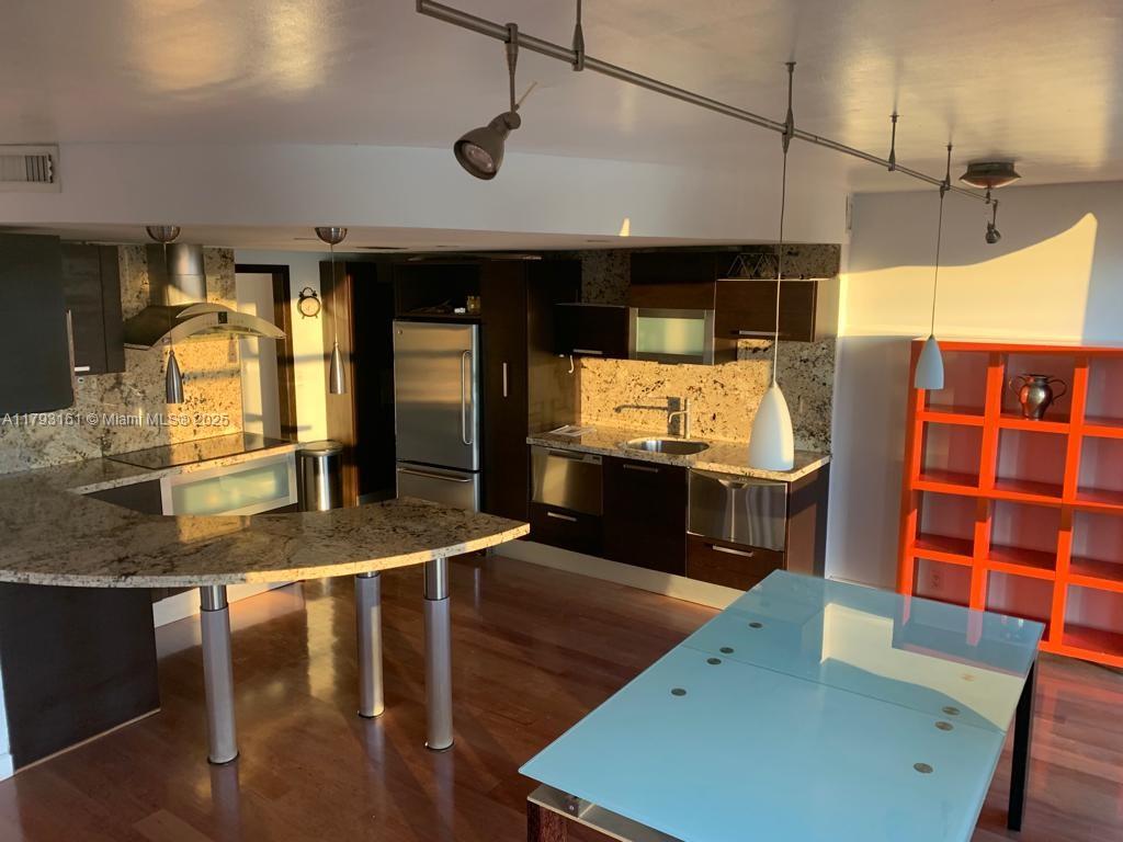 TOWERS OF KEY BISCAYNE CO - Residential Lease