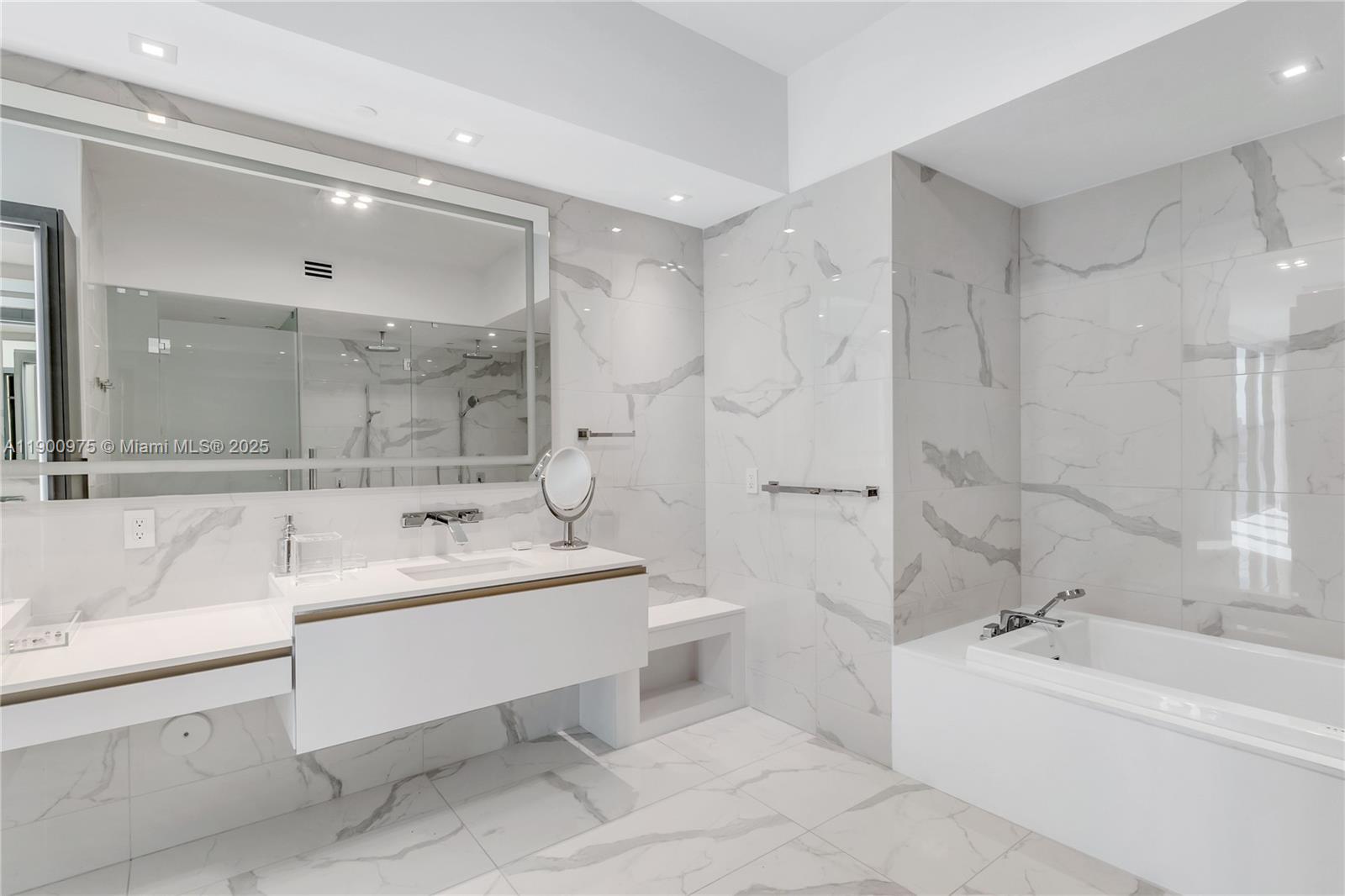 PRIVE CONDO - Residential