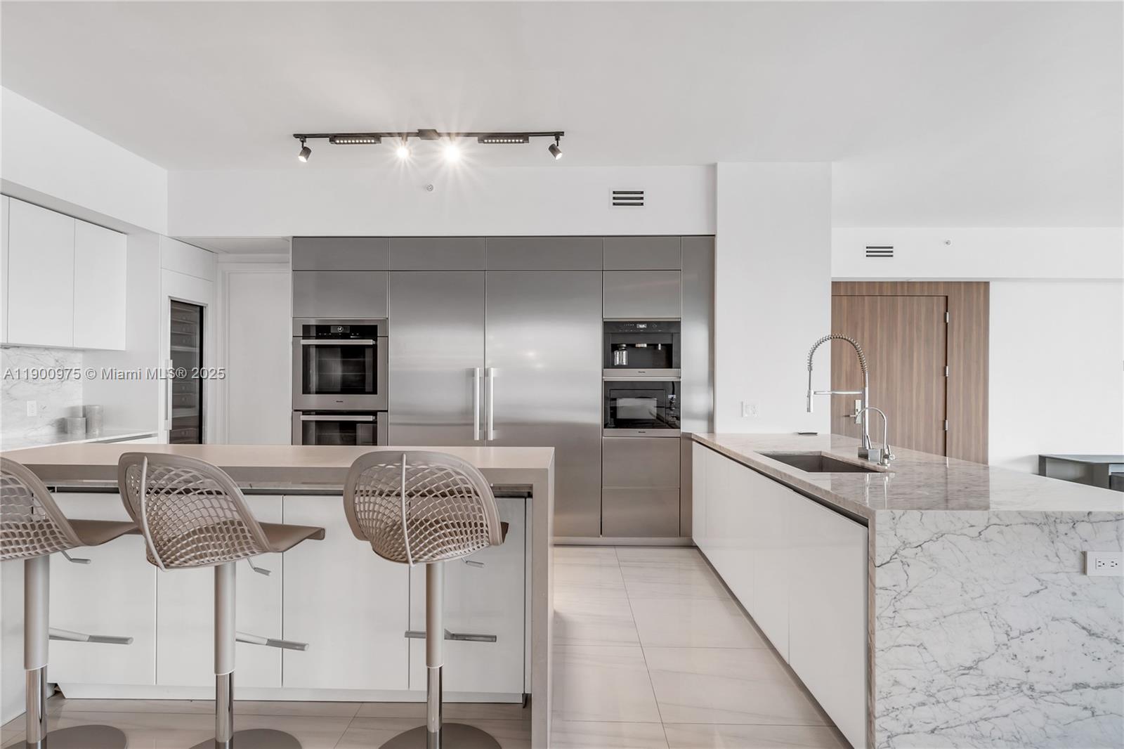 PRIVE CONDO - Residential