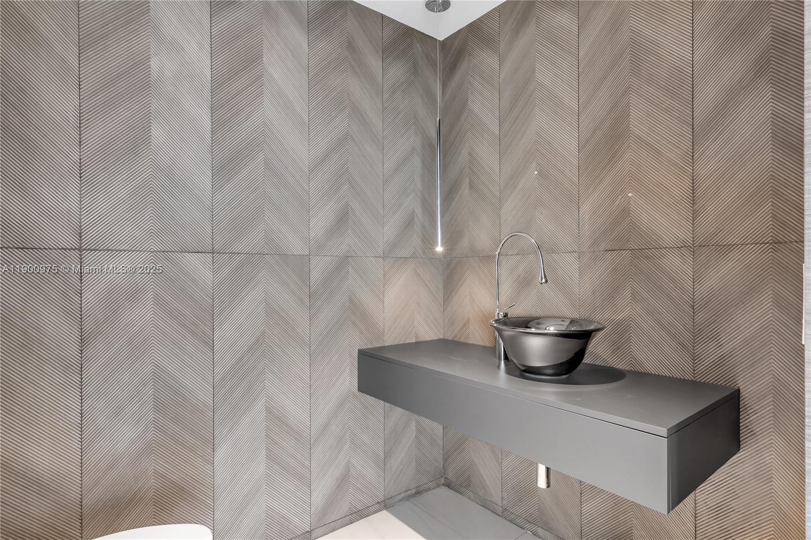 PRIVE CONDO - Residential