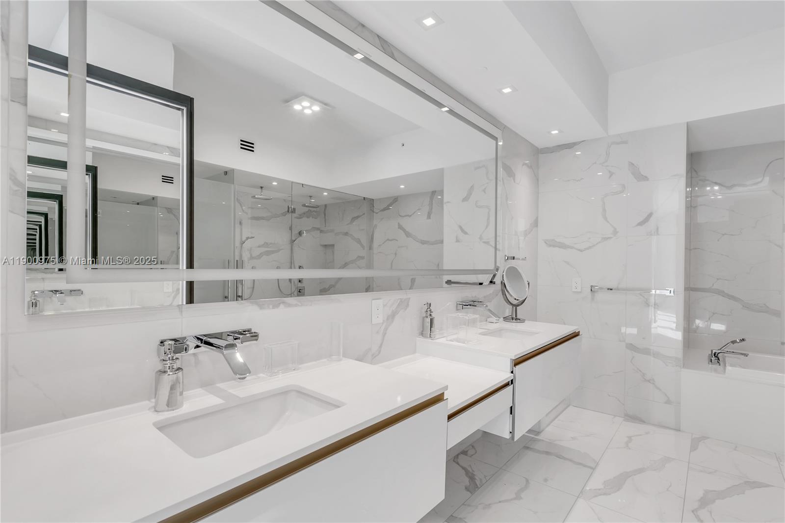 PRIVE CONDO - Residential