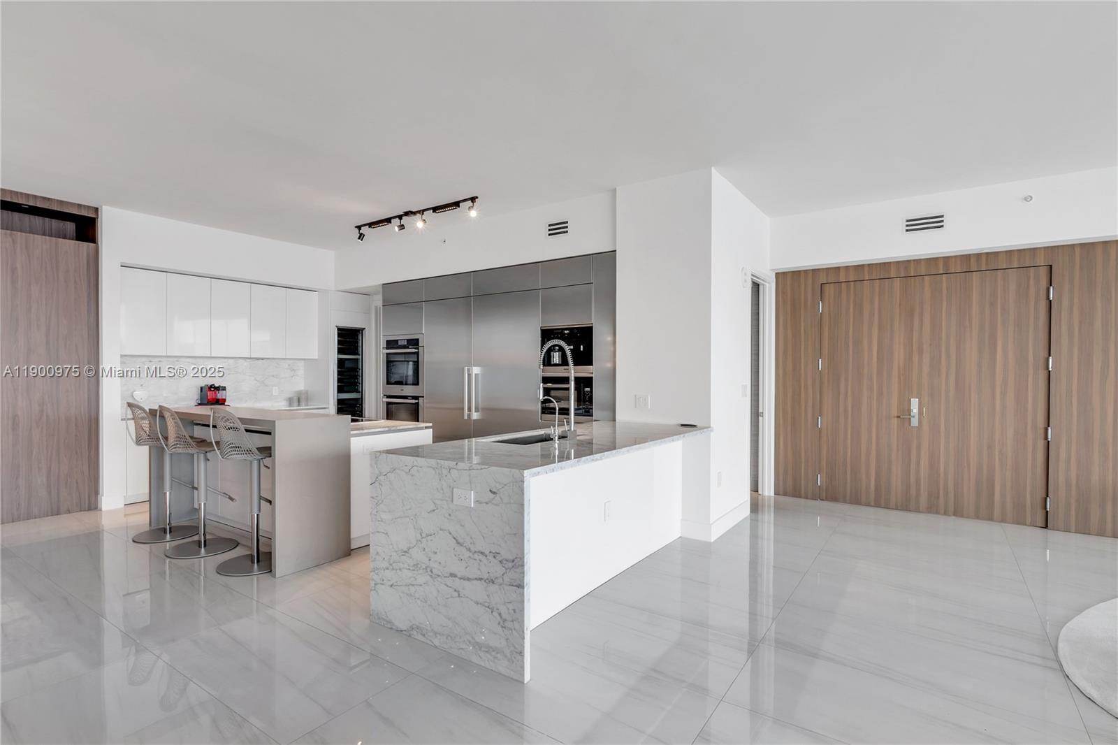 PRIVE CONDO - Residential